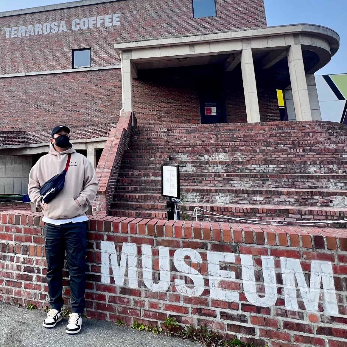 IAB Studio Hoodie Sand - 19FW, Jordan 1 x Travis Scott x Fragment Retro Low OG SP Military Blue 착용 스타일