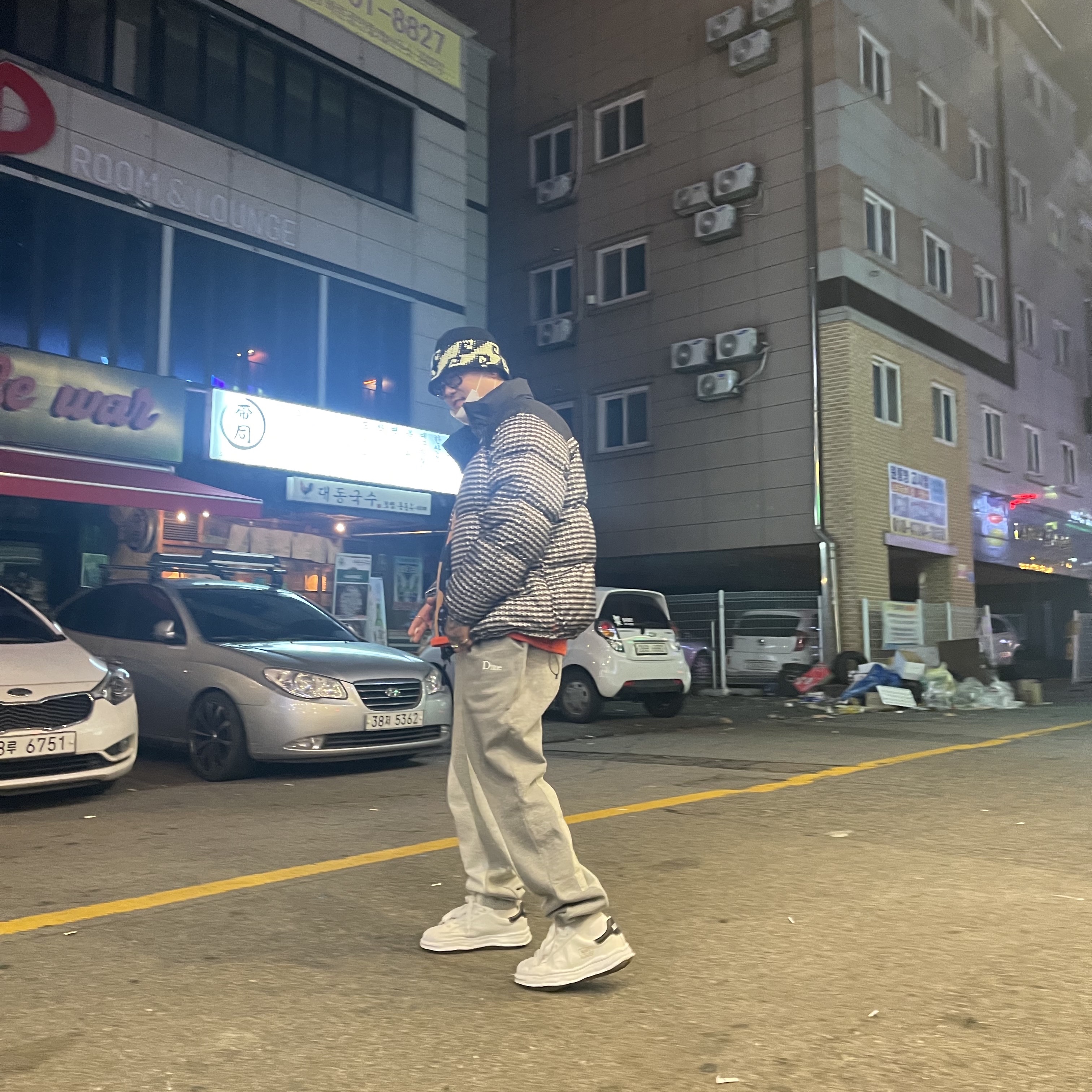 Stussy Waves Knit Bucket Hat Brown, Supreme x The North Face Studded Nuptse Jacket Black - 21SS 착용 스타일 - 2