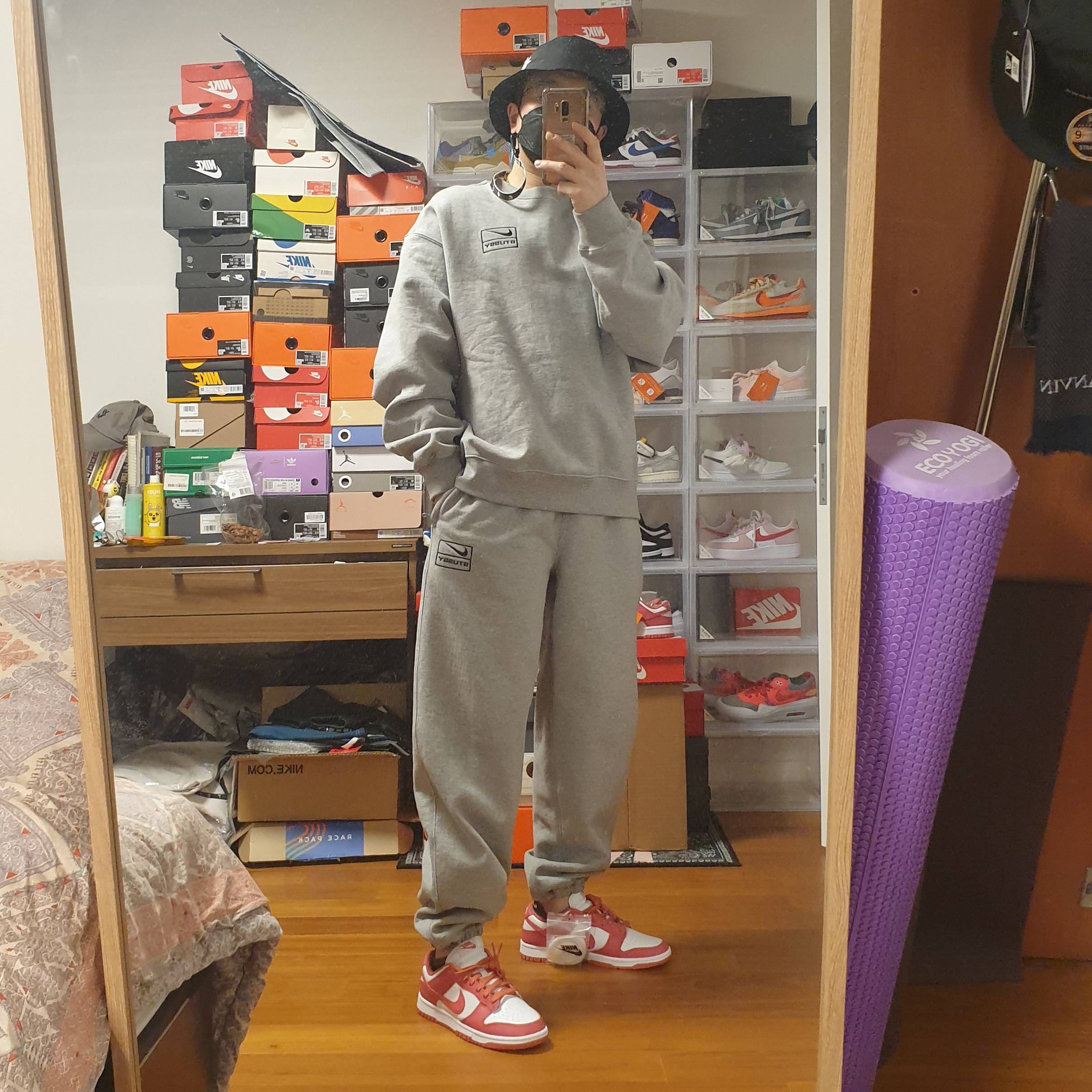 Nike x Stussy NRG BR Crew Fleece Grey, Nike x Stussy Bucket Hat Black 착용 스타일 - 1