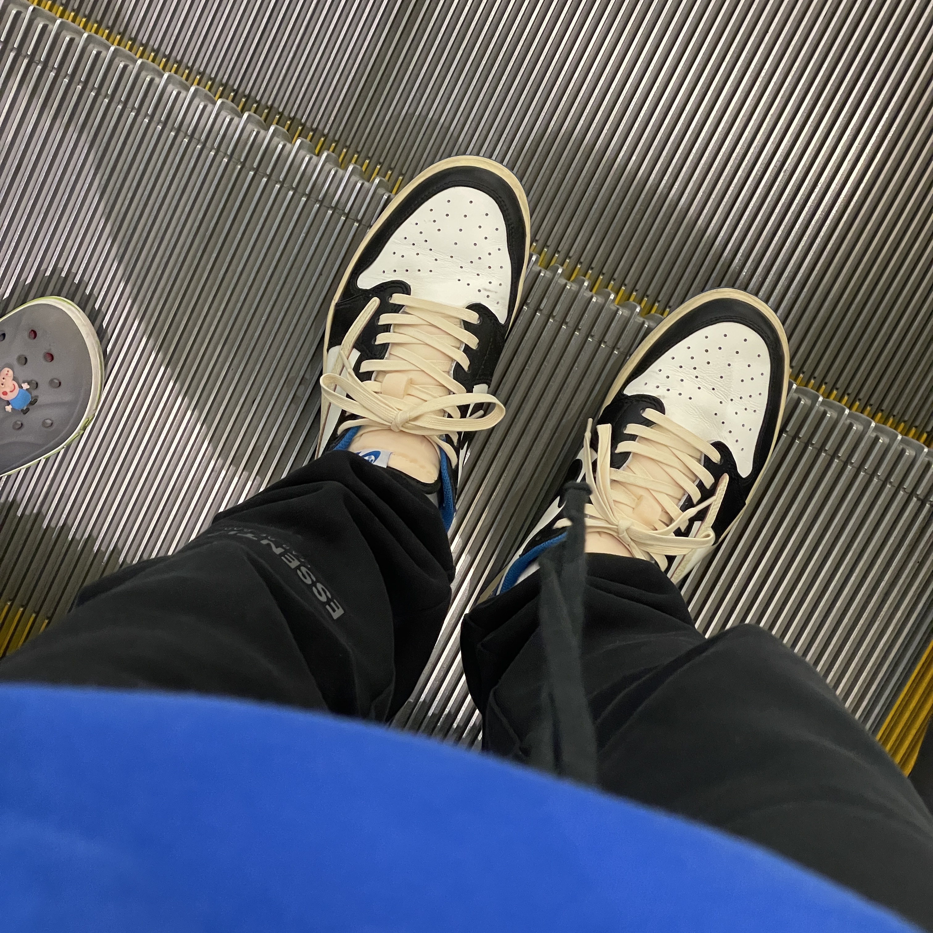 Jordan 1 x Travis Scott x Fragment Retro Low OG SP Military Blue 착용 스타일