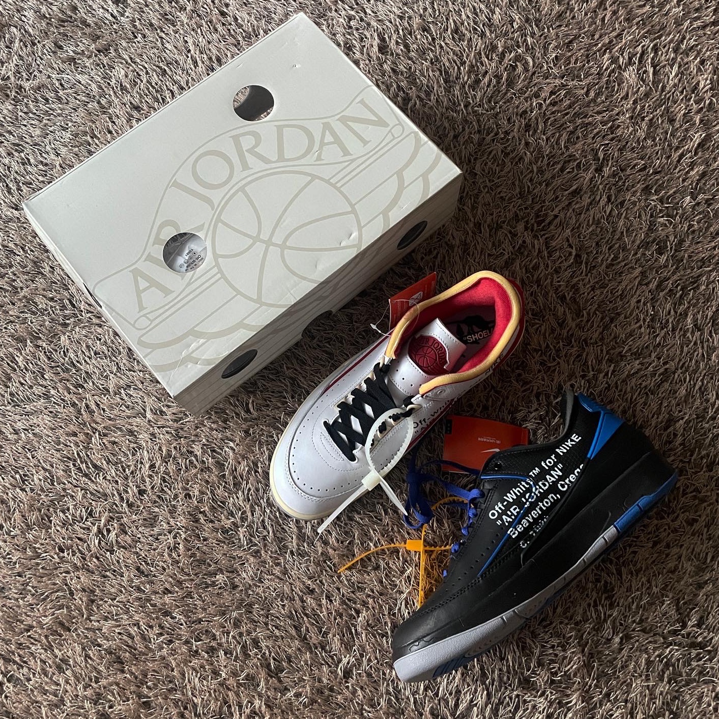 Jordan 2 x Off-White Retro Low SP Black and Varsity Royal, Jordan 2 x Off-White Retro Low SP White and Varsity Red 착용 스타일
