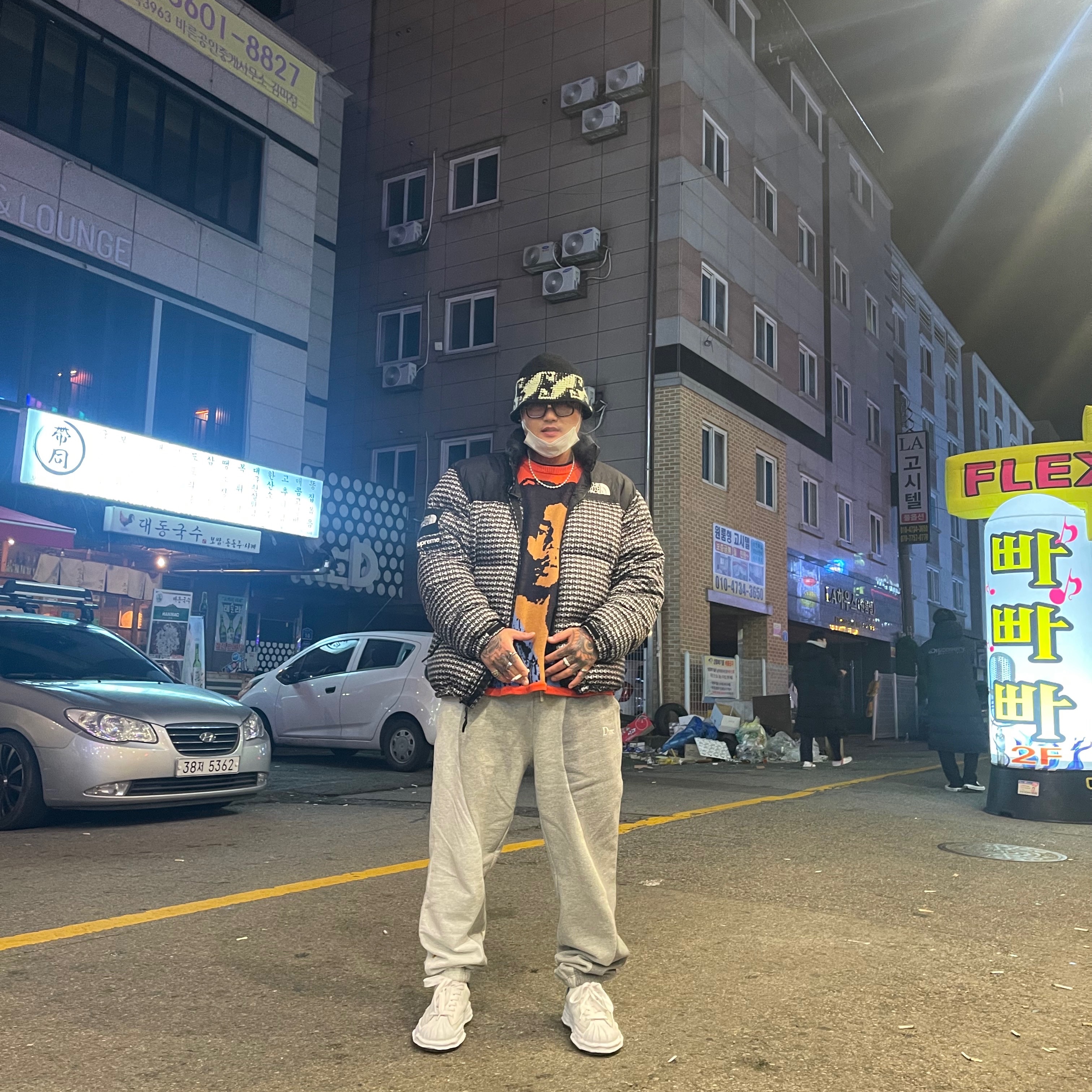 Stussy Waves Knit Bucket Hat Brown, Supreme x The North Face Studded Nuptse Jacket Black - 21SS 착용 스타일 - 1
