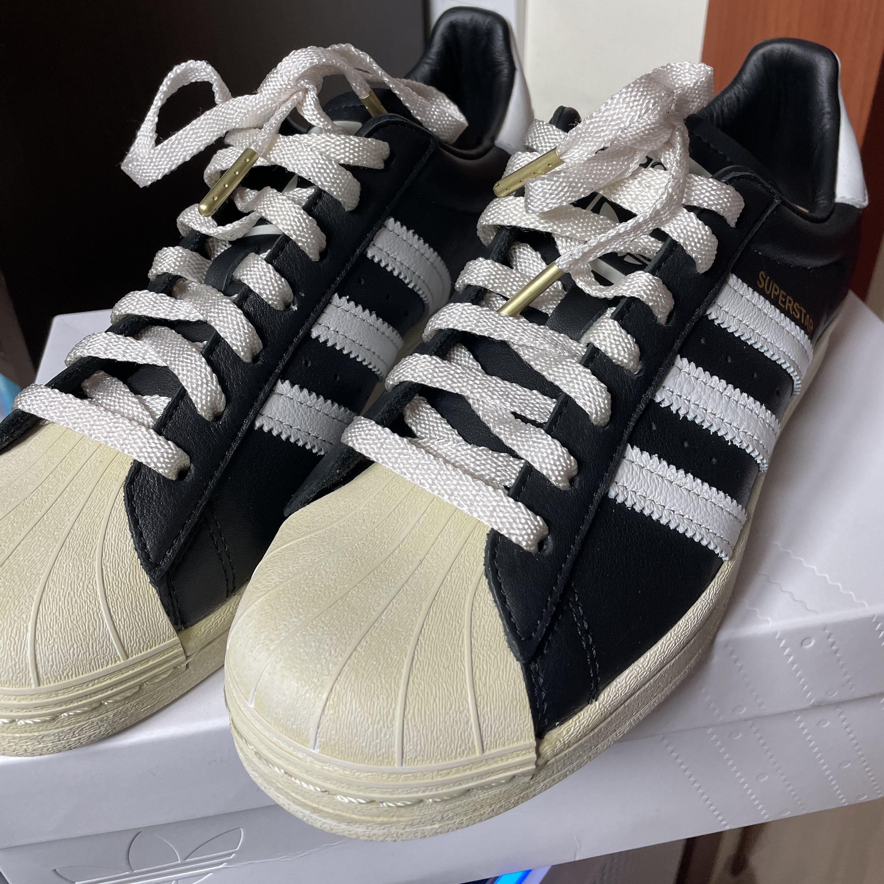 Adidas Superstar Premium Black White 착용 스타일 - 2