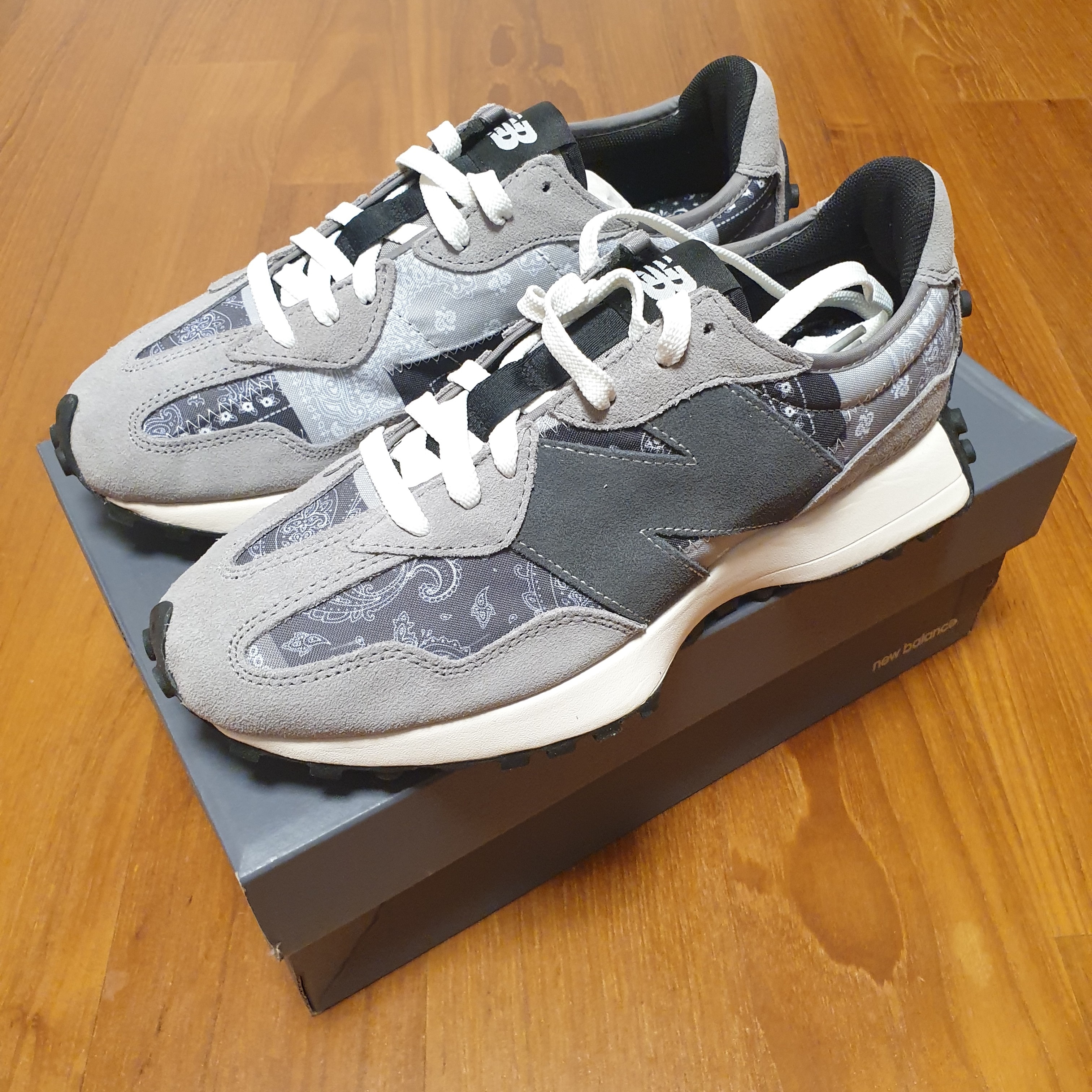 New Balance x Shoe Palace 327 Unity Heritage Grey 착용 스타일 - 2