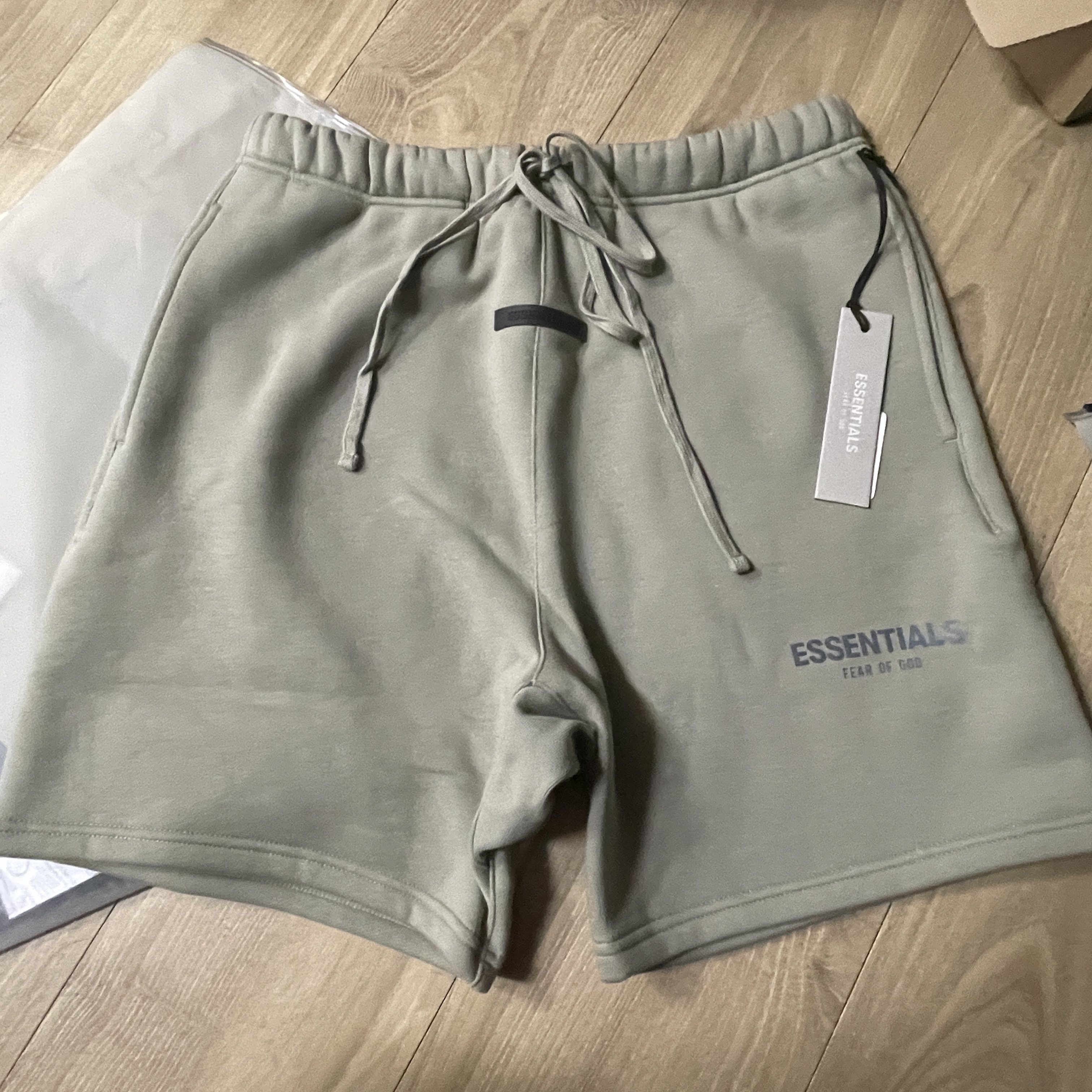 Essentials Sweatshorts Pistachio - 21FW, Essentials T-Shirt Heather Oatmeal - 21SS 착용 스타일 - 1