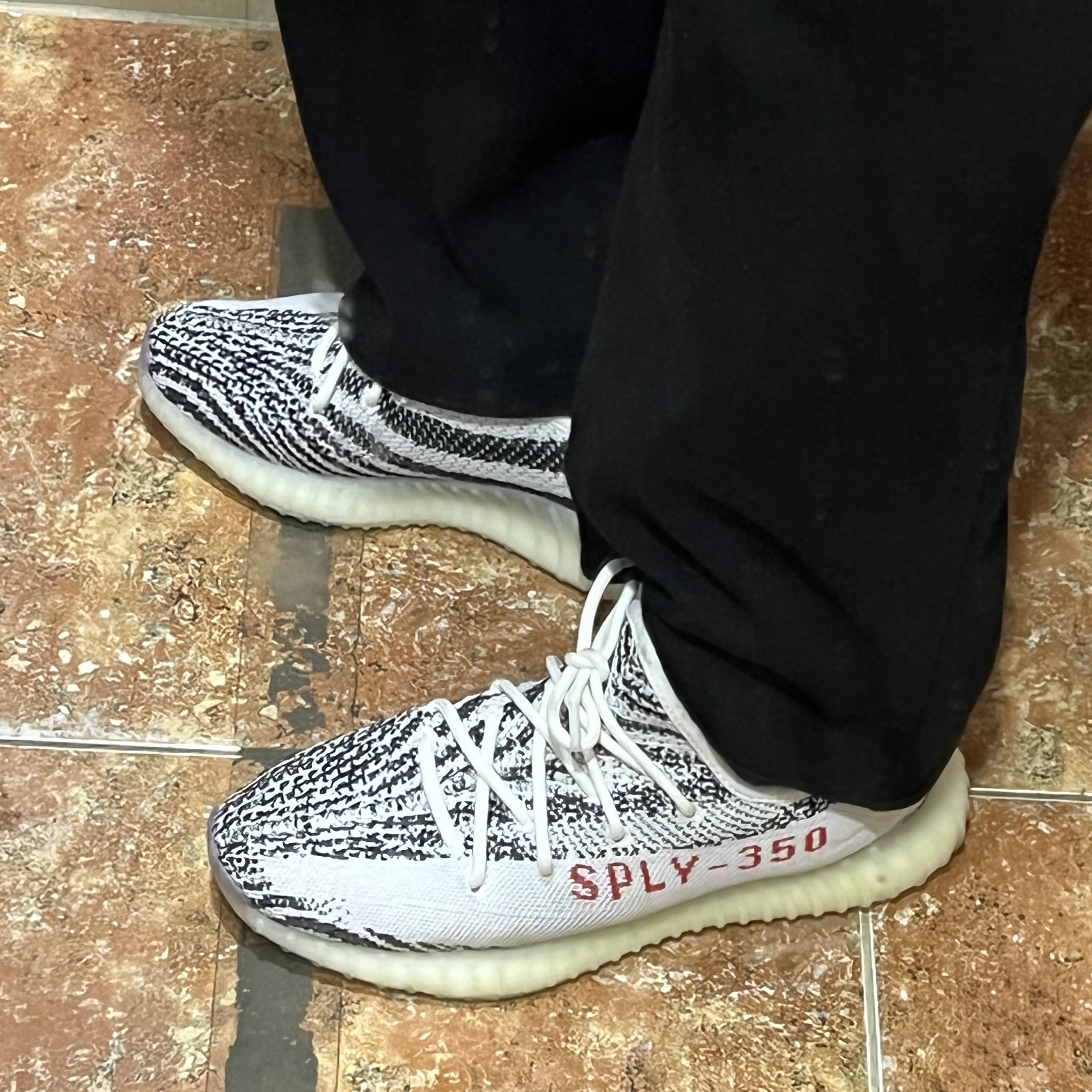 Adidas Yeezy Boost 350 V2 Zebra 2017/2019/2020 착용 스타일 - 3