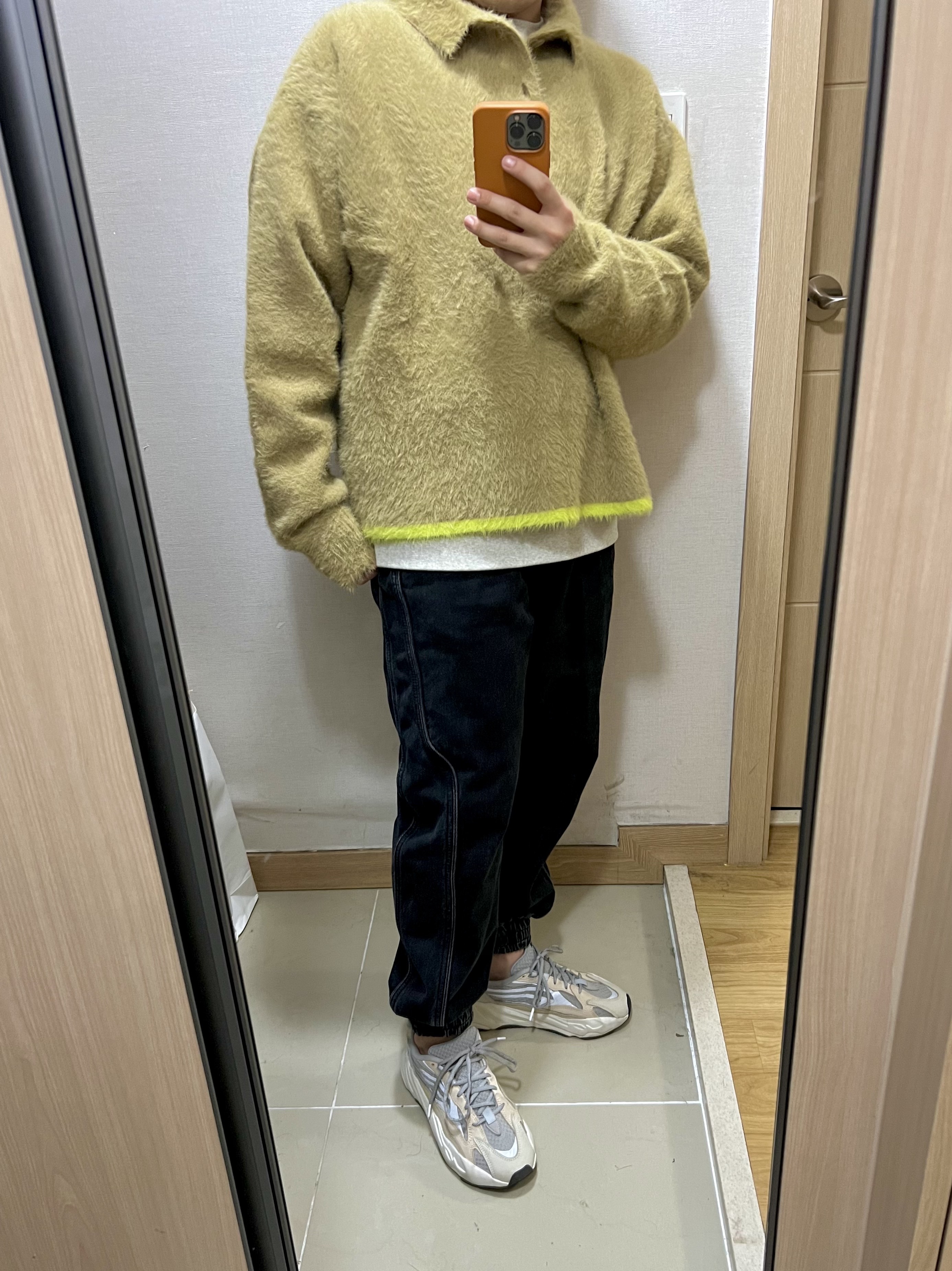 Adidas Yeezy Boost 700 V2 Cream 착용 스타일