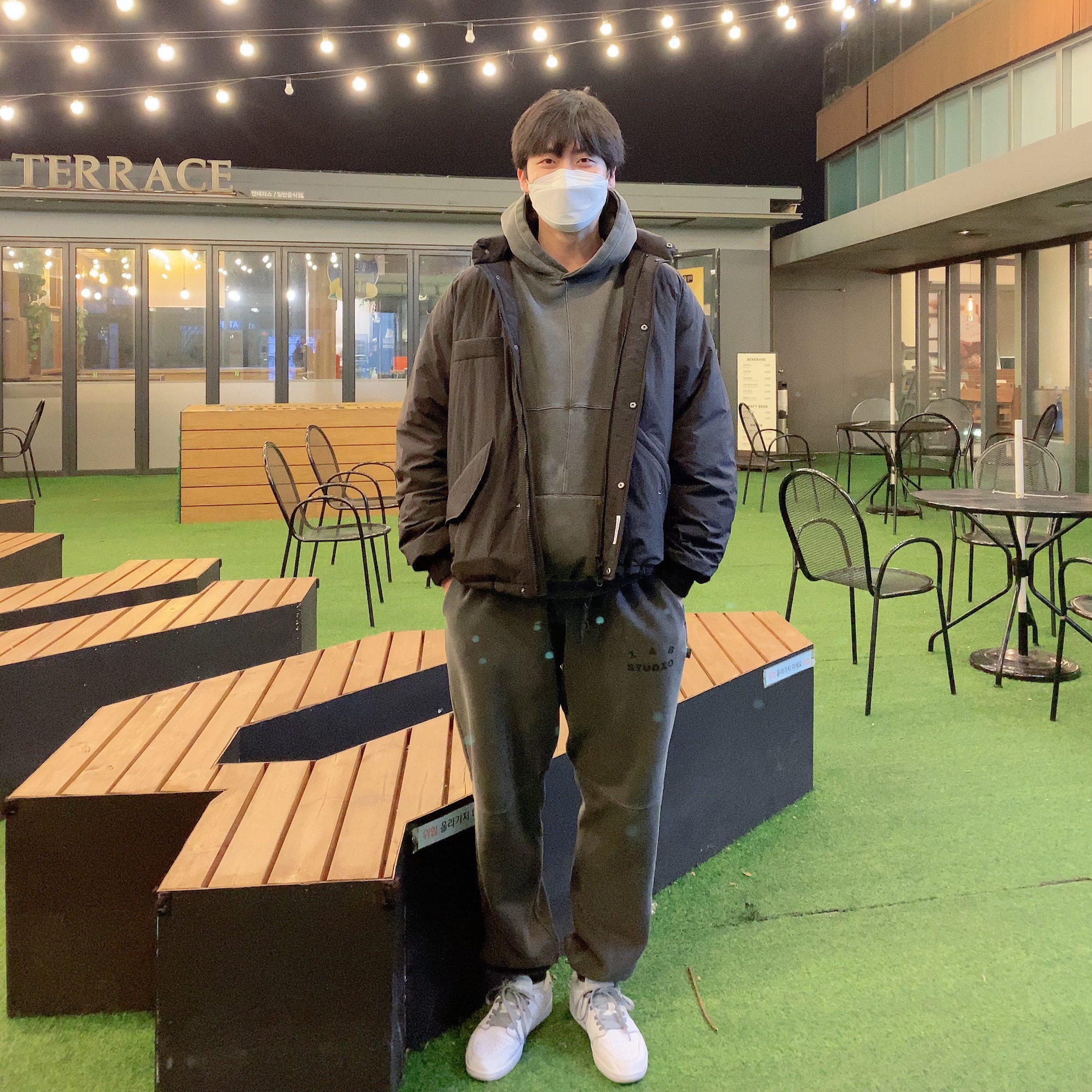IAB Studio Blocked Pigment Hoodie Black, IAB Studio Blocked Pigment Sweatpants Black 착용 스타일 - 1