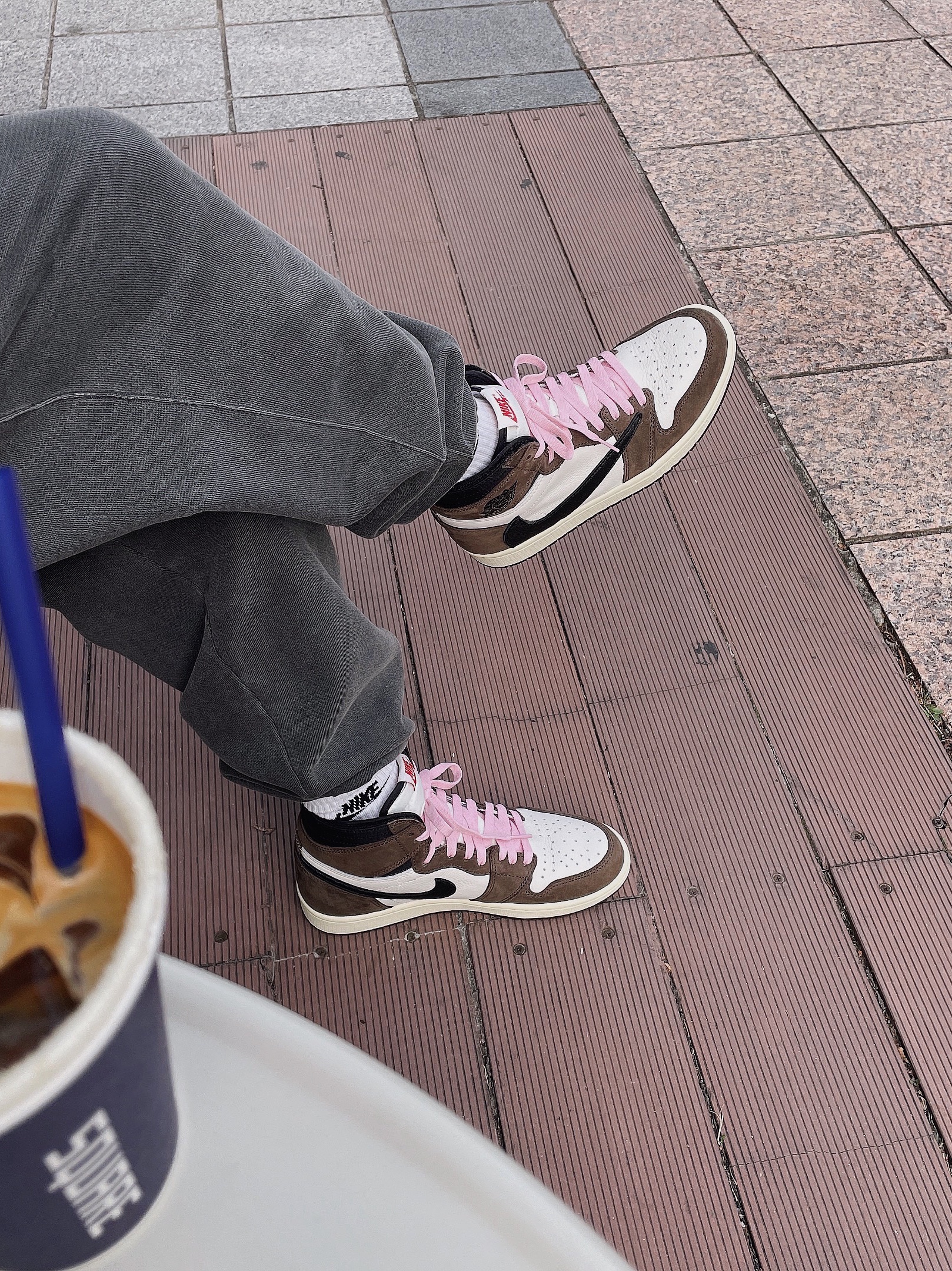 Jordan 1 x Travis Scott Retro High OG SP Mocha 착용 스타일