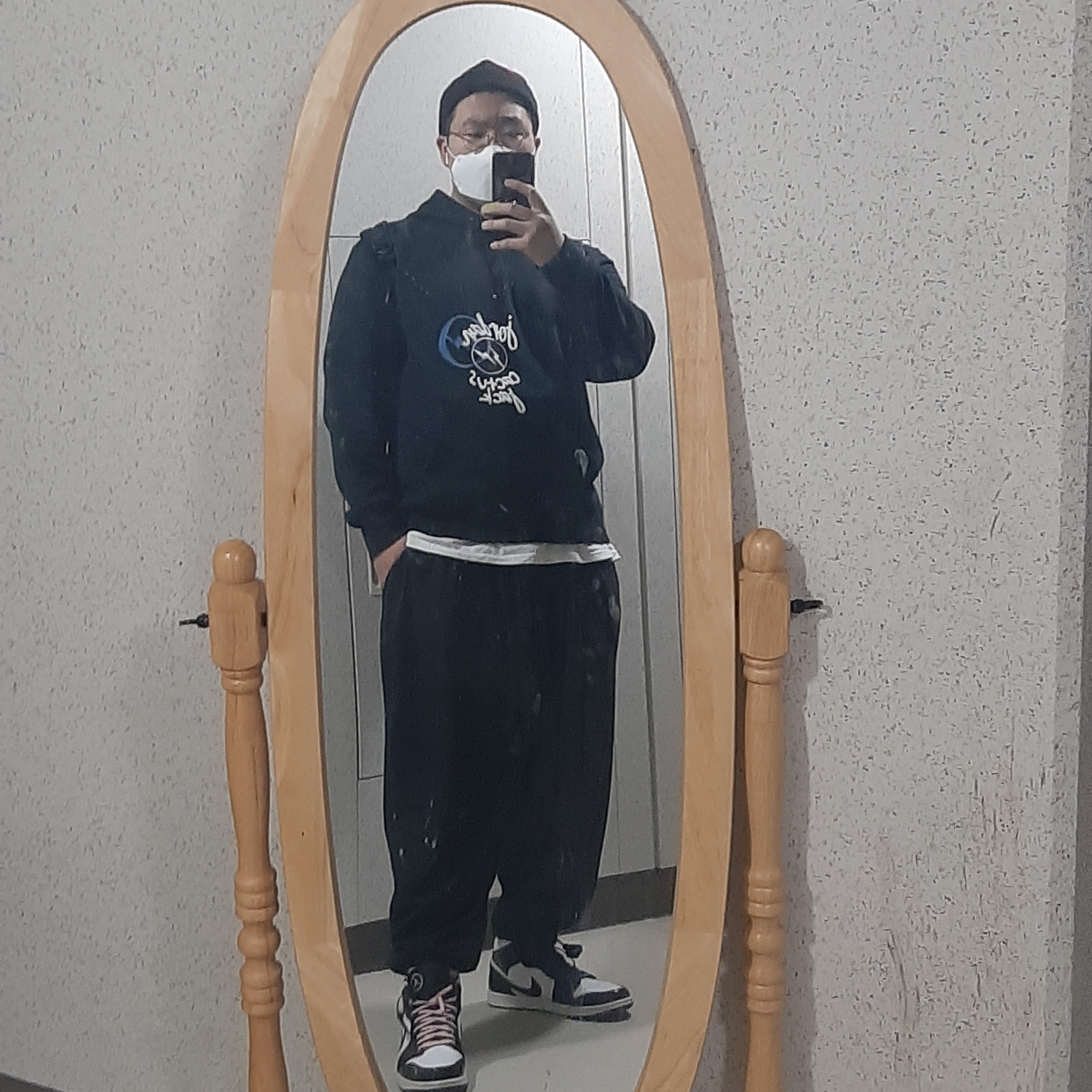 Darkr8m Studio x Libilly Beanie Black, Jordan 1 Mid SE ASW Black 착용 스타일