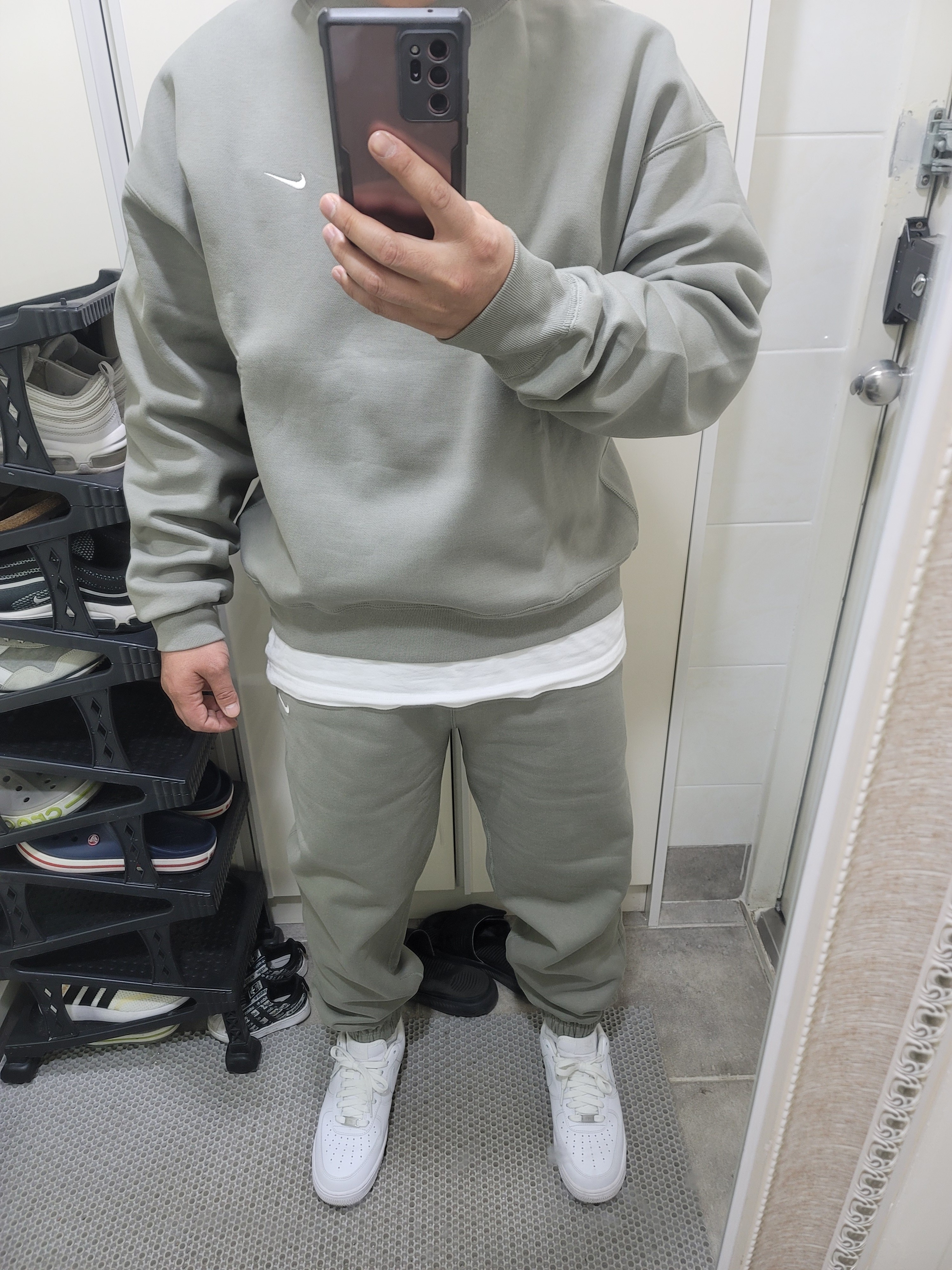 (W) Nike NRG Solo Swoosh Fleece Pants Light Army - Asia, Nike NRG Solo Swoosh Crew Fleece Light Army - Asia 착용 스타일