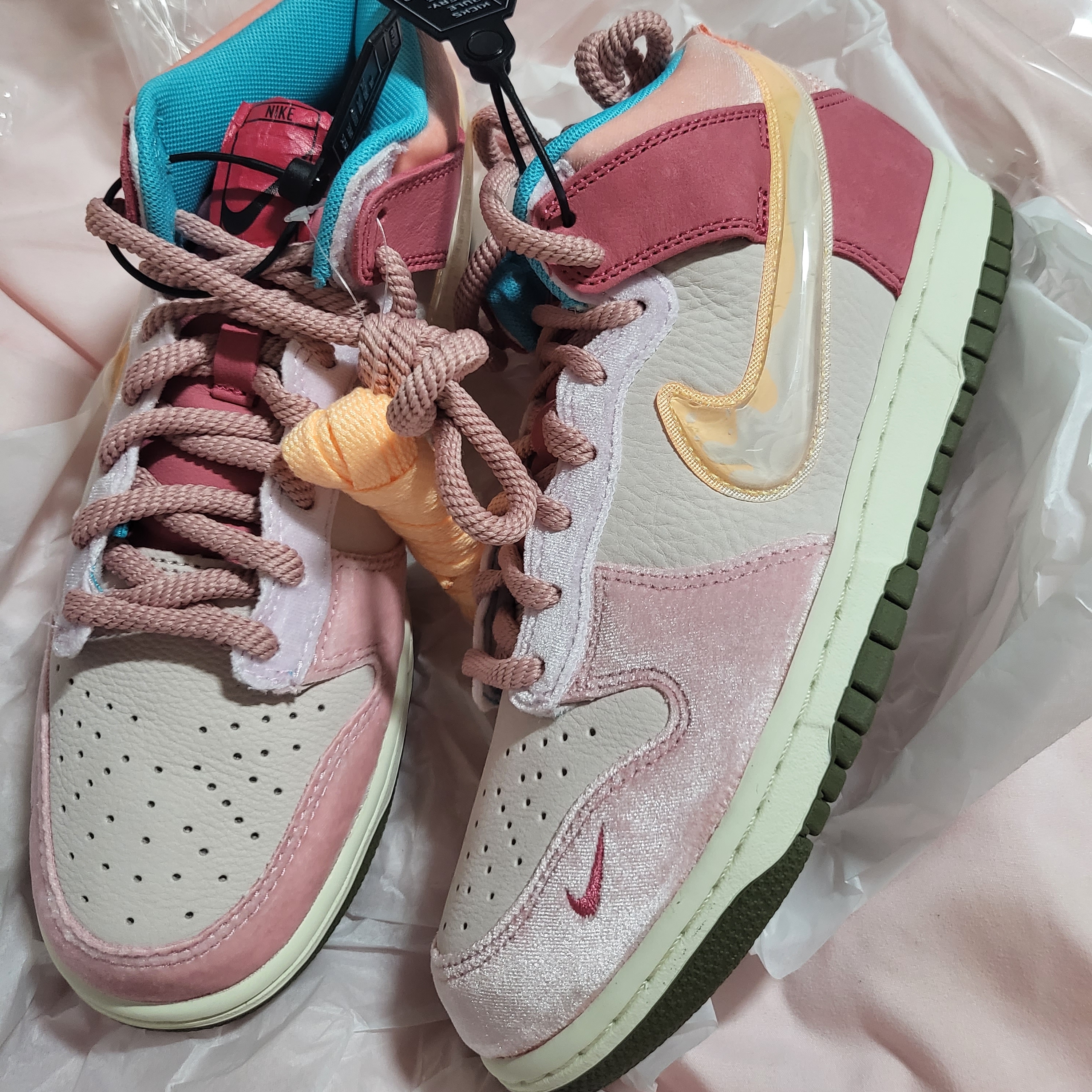 Nike x Social Status Dunk Mid Free Lunch Strawberry Milk 착용 스타일 - 2