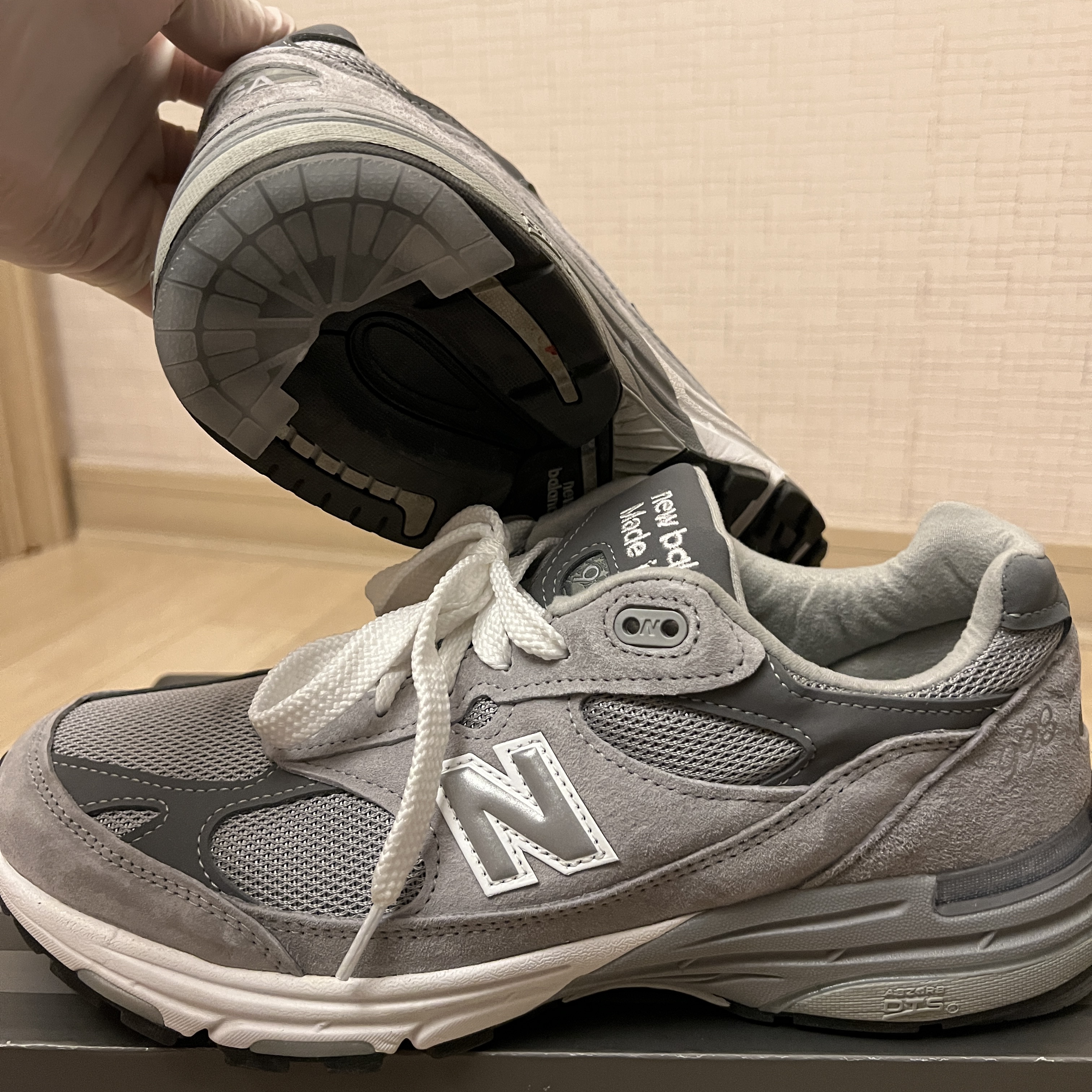 (W) New Balance 993 Made in USA Grey - B Standard 착용 스타일 - 1