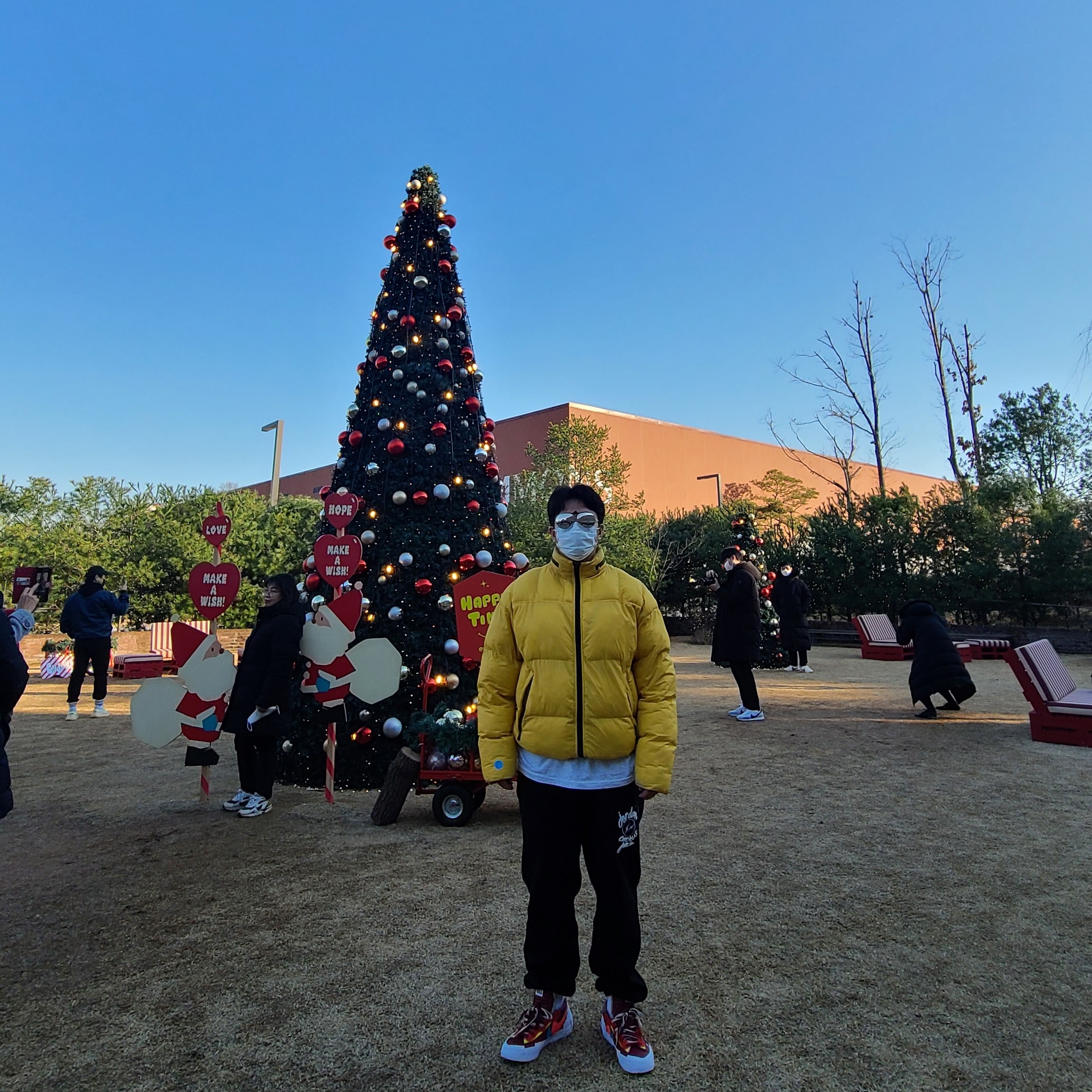 Nike x Sacai x Kaws Blazer Low Team Red, Jordan x Travis Scott x Fragment Hoodie Black (DJ0615-010) 착용 스타일