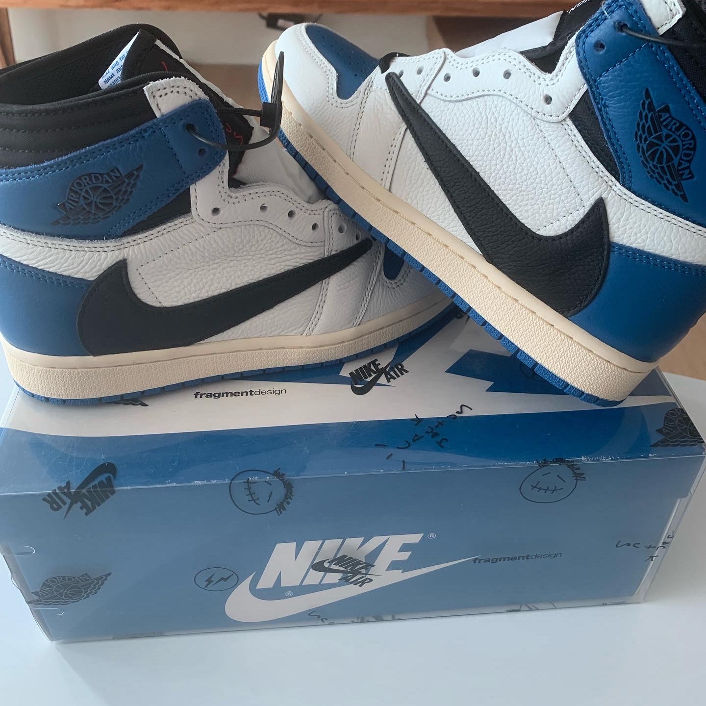 Jordan 1 x Travis Scott x Fragment Retro High OG SP Military Blue 착용 스타일 - 1