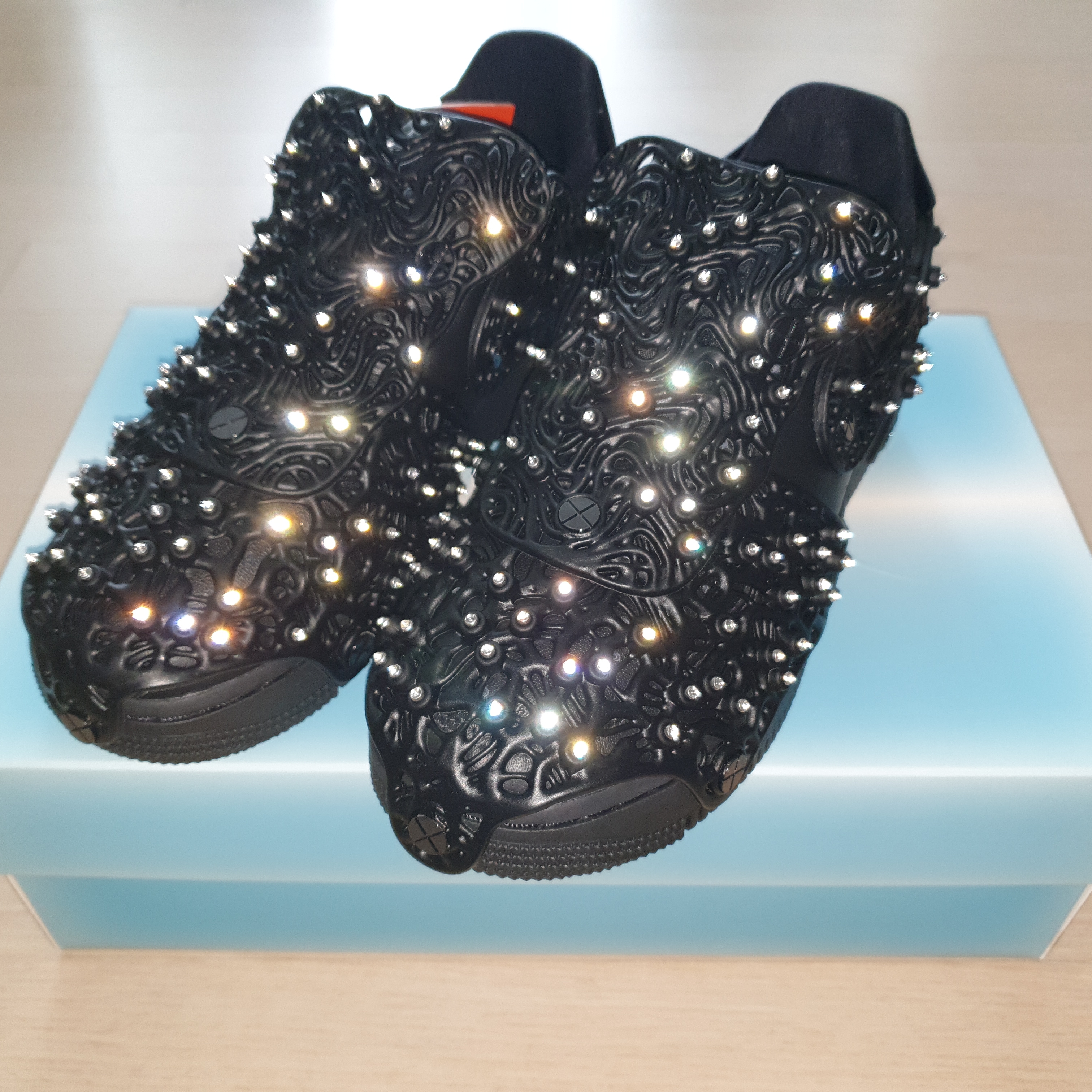 (W) Nike x Swarovski Air Force 1 LXX Triple Black 착용 스타일