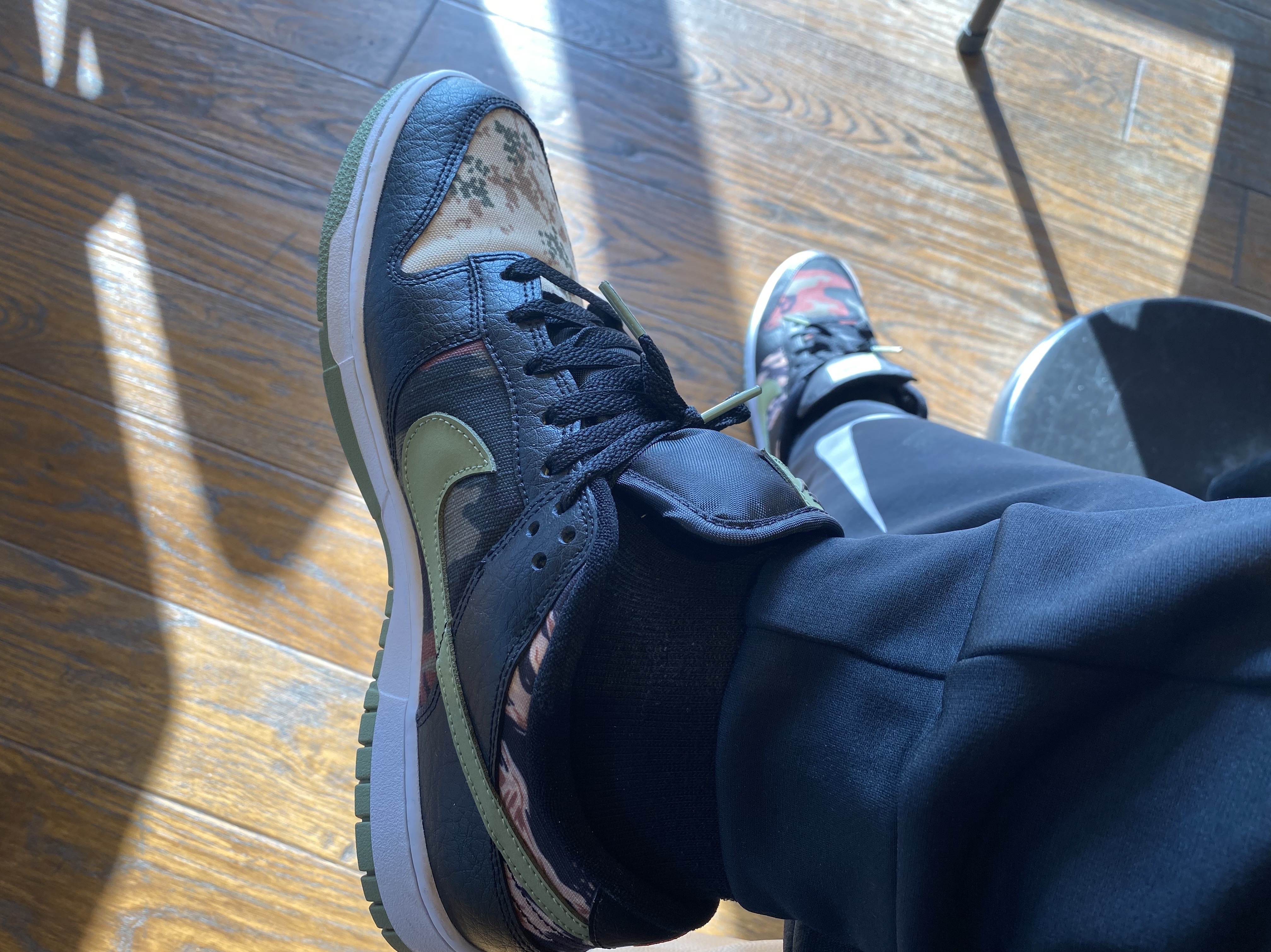 Nike Dunk Low SE Black Multi Camo 착용 스타일 - 2