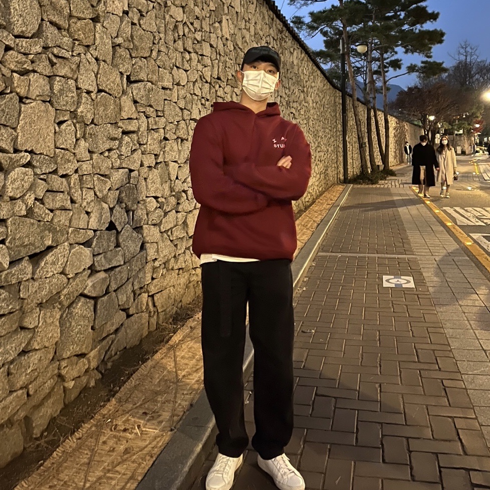 Common Projects Original Achilles Low White, IAB Studio Hoodie Raspberry 착용 스타일