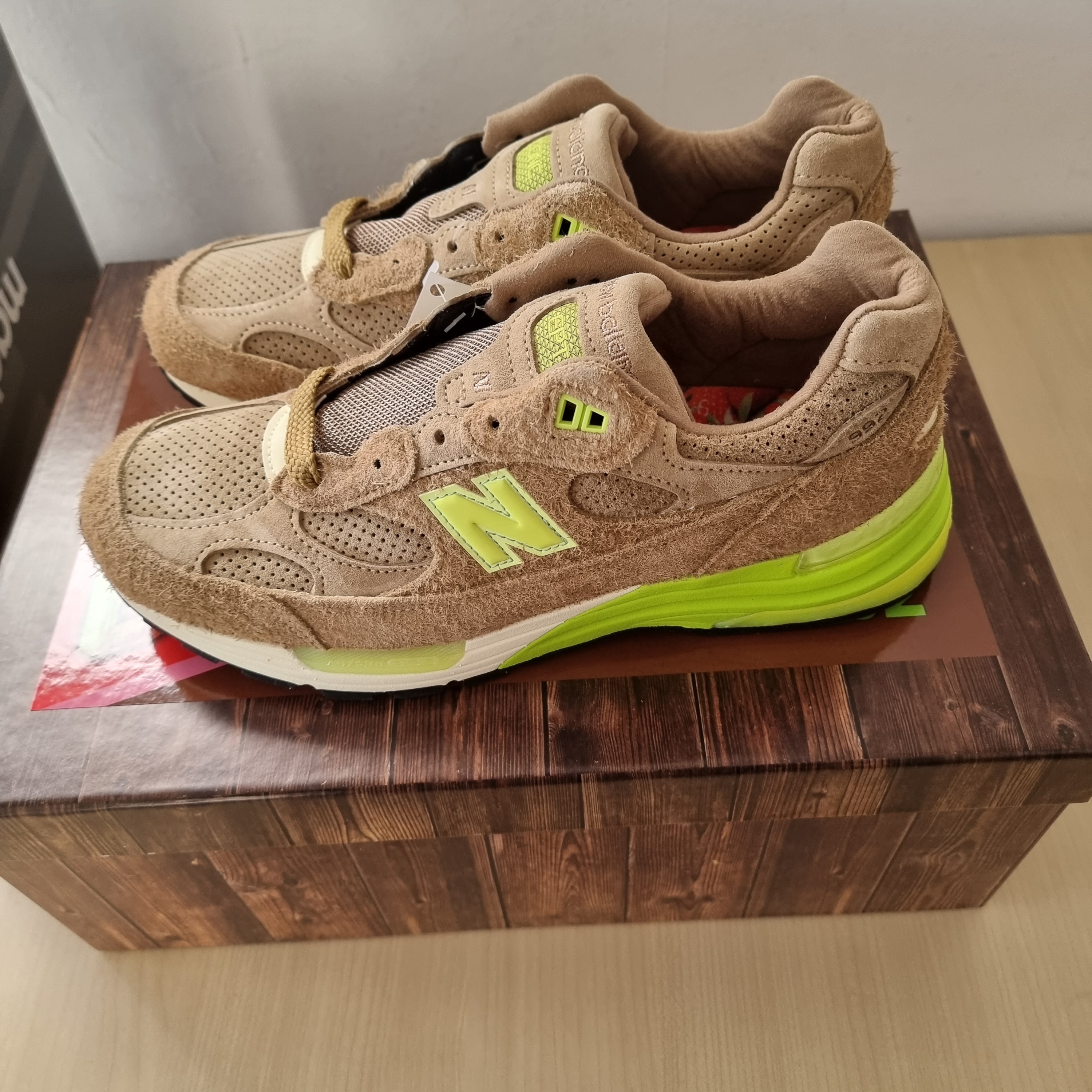 New Balance x Concepts 992 Made in USA Low Hanging Fruit (Regular Box) 착용 스타일 - 5
