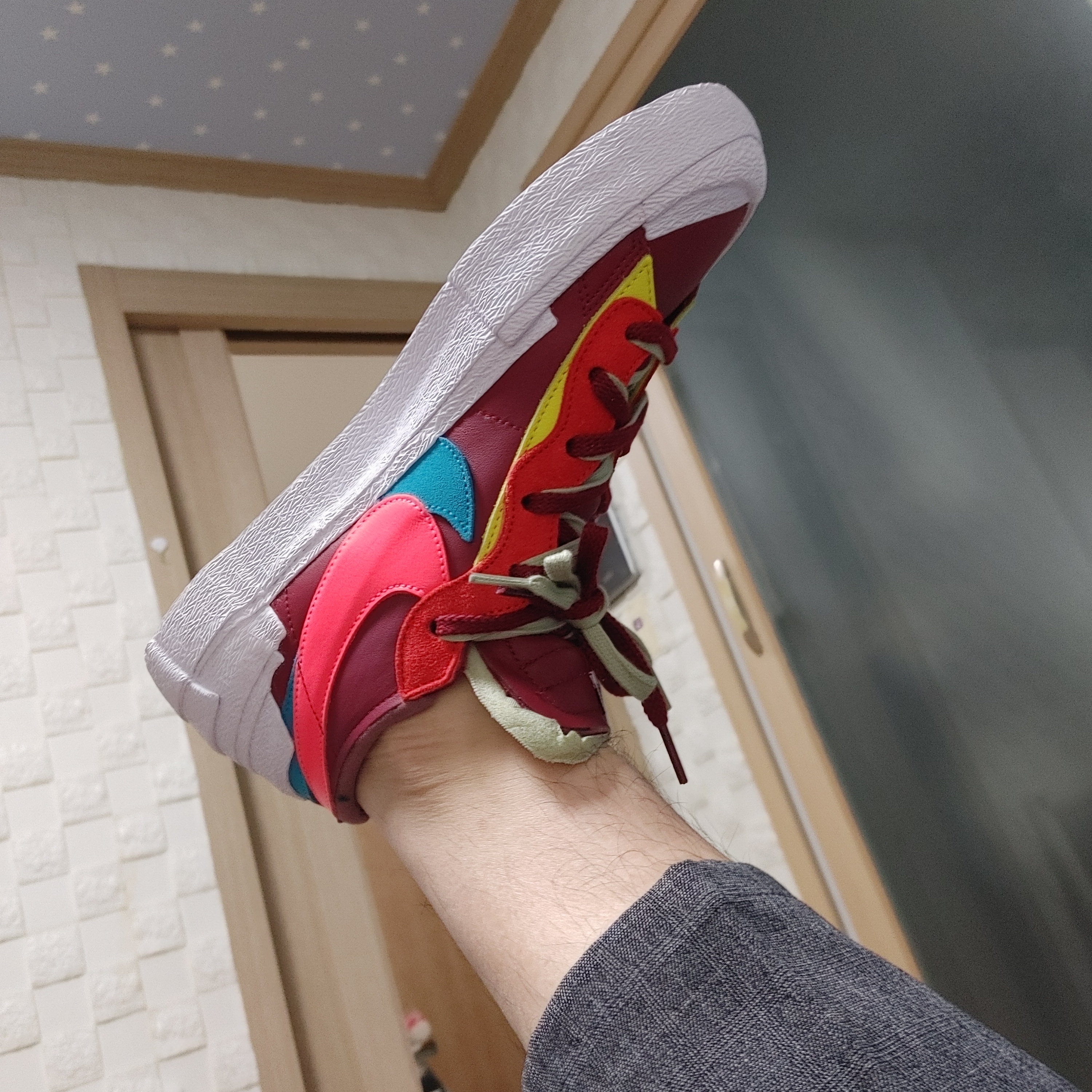 Nike x Sacai x Kaws Blazer Low Team Red 착용 스타일 - 2