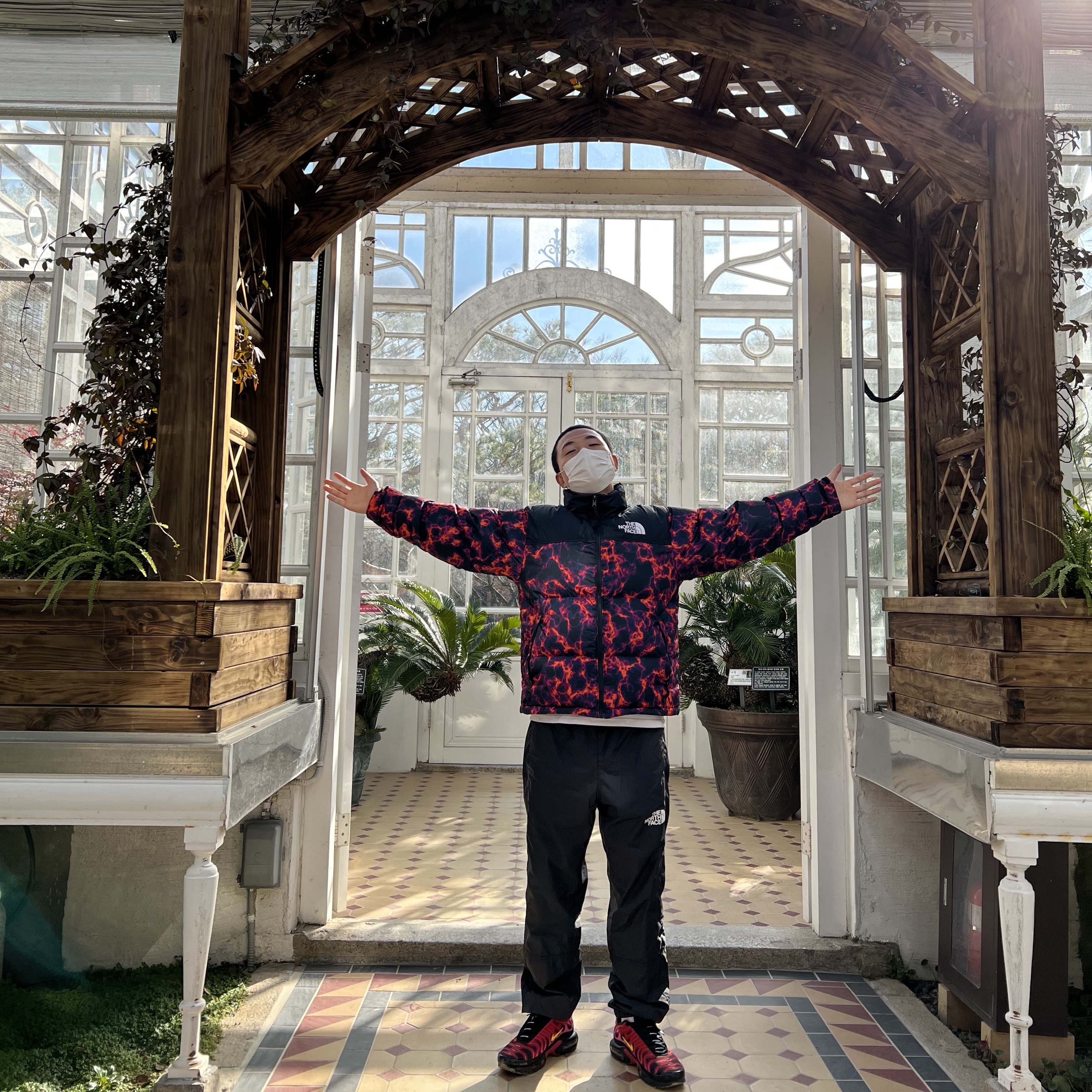 The North Face Printed 1996 Retro Nuptse Jacket Poison Frog Camouflage, Nike x Supreme Air Max Plus TN Fire Pink 착용 스타일 - 1