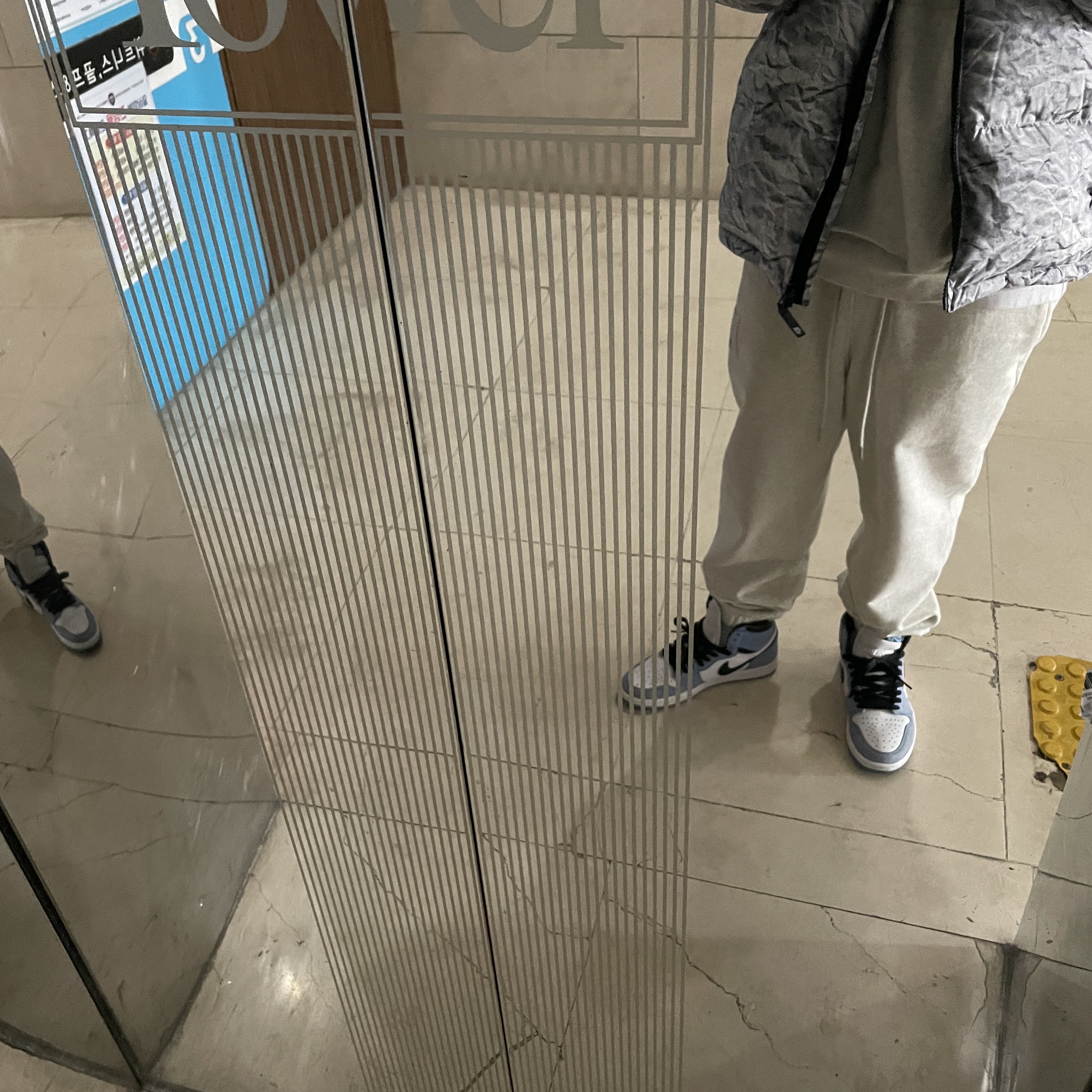 The North Face White Label Novelty Nuptse Down Jacket White, Jordan 1 Retro High OG University Blue 착용 스타일