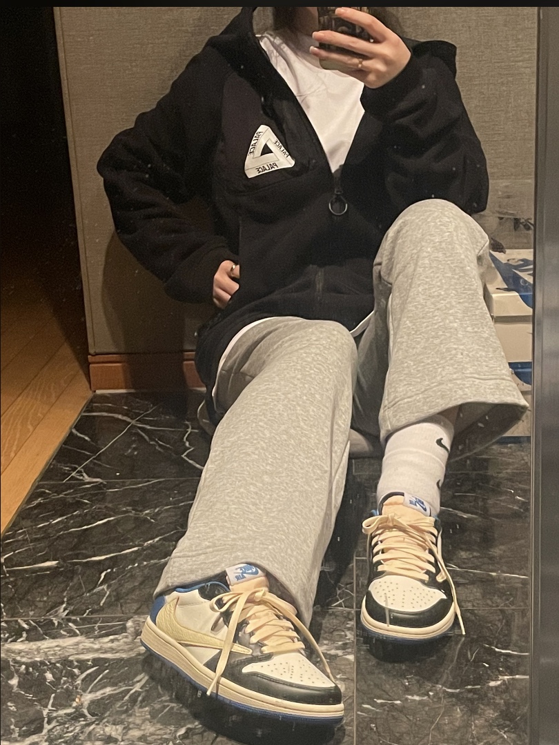 Palace Bubbling T-Shirt White - 21FW, Palace Polar Fleece Asymmetric Jacket Black - 21FW 착용 스타일 - 3