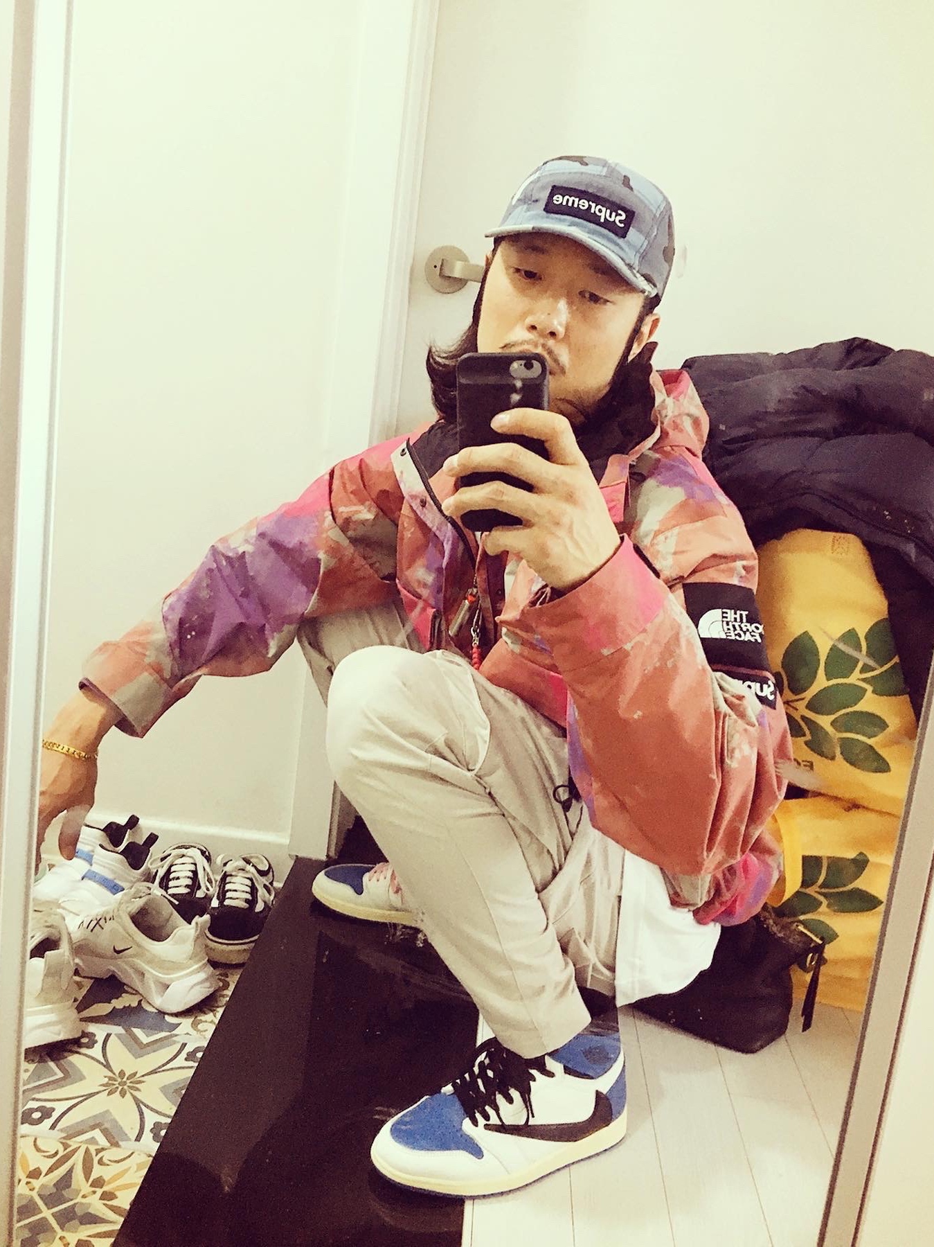 Supreme x The North Face Cargo Jacket Multi-Color - 20SS, Jordan 1 x Travis Scott x Fragment Retro High OG SP Military Blue 착용 스타일 - 3