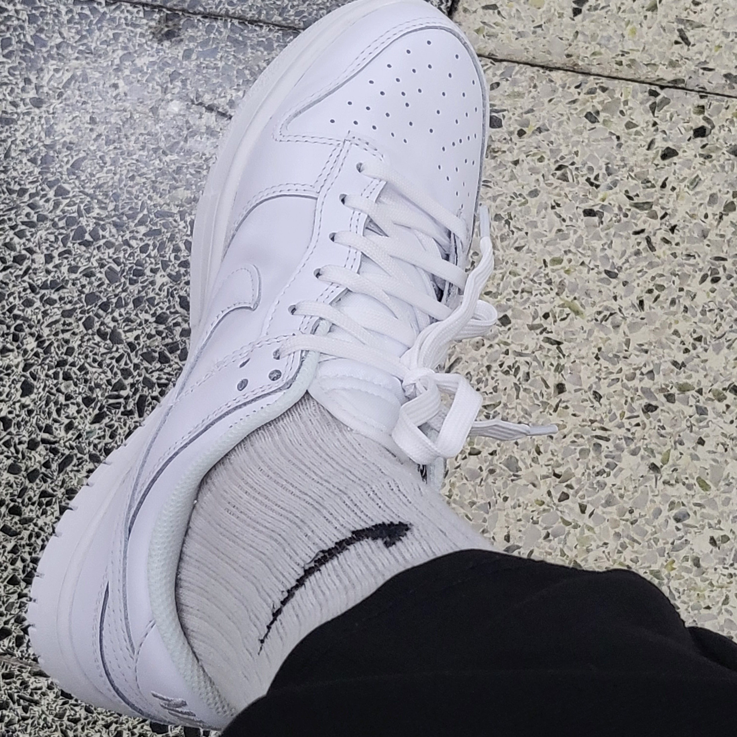 (W) Nike Dunk Low Triple White 착용 스타일 - 3
