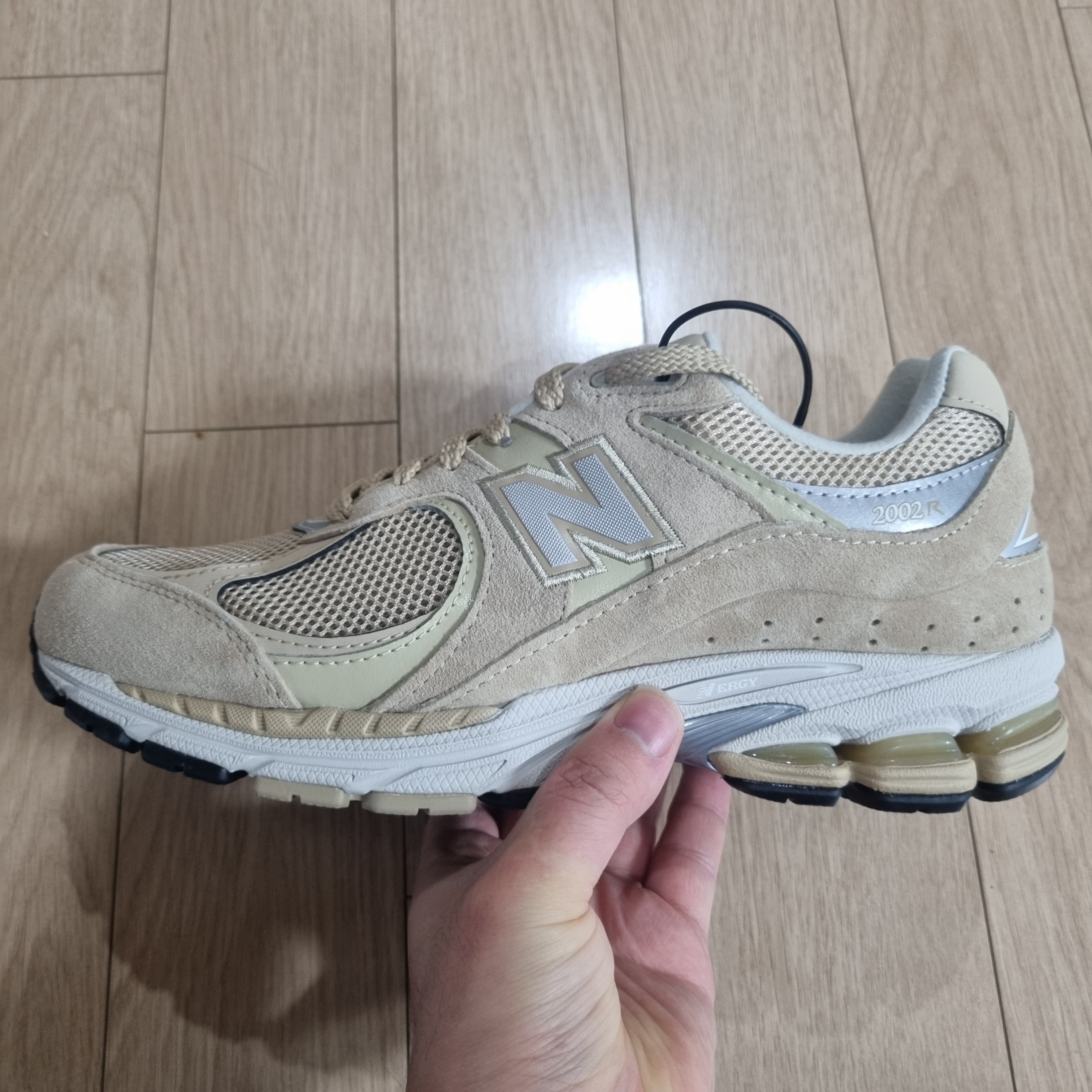 New Balance 2002R T2 Beige 착용 스타일 - 2