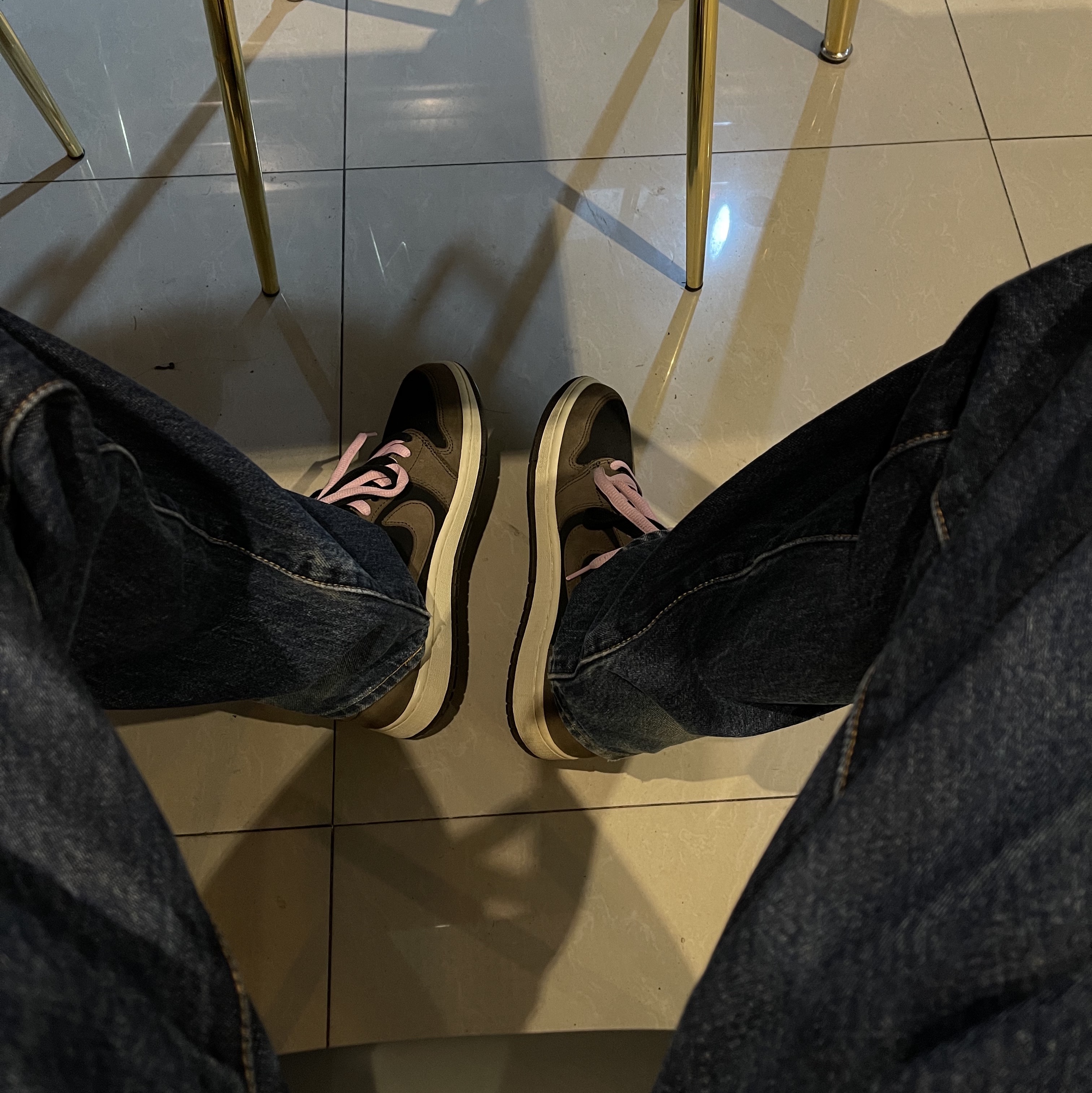 Jordan 1 x Travis Scott Retro Low OG SP Mocha 착용 스타일 - 1