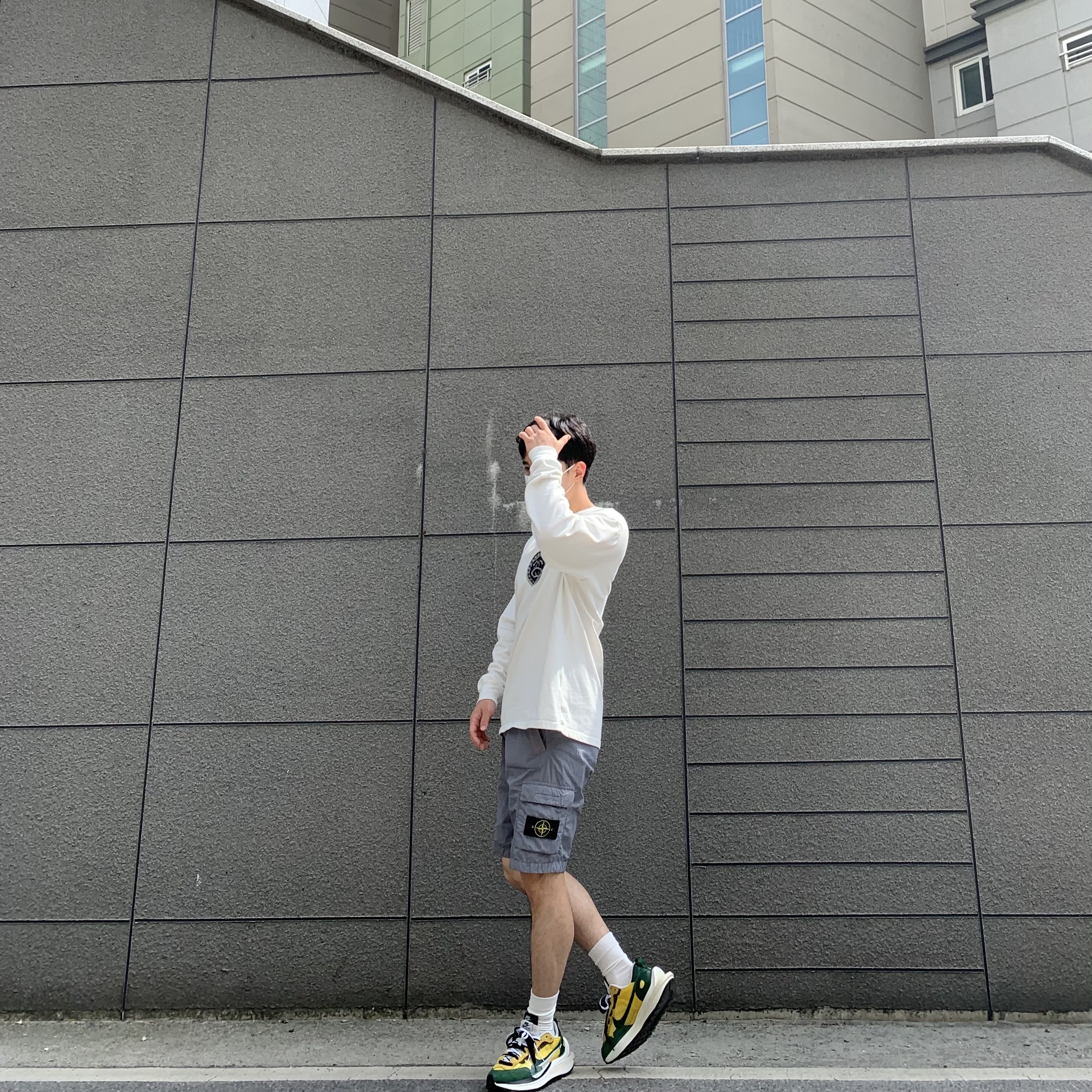 Nike x Sacai VaporWaffle Tour Yellow & Gorge Green Sail, Nike x Stussy Big Swoosh LS T-Shirt White - US/EU 착용 스타일