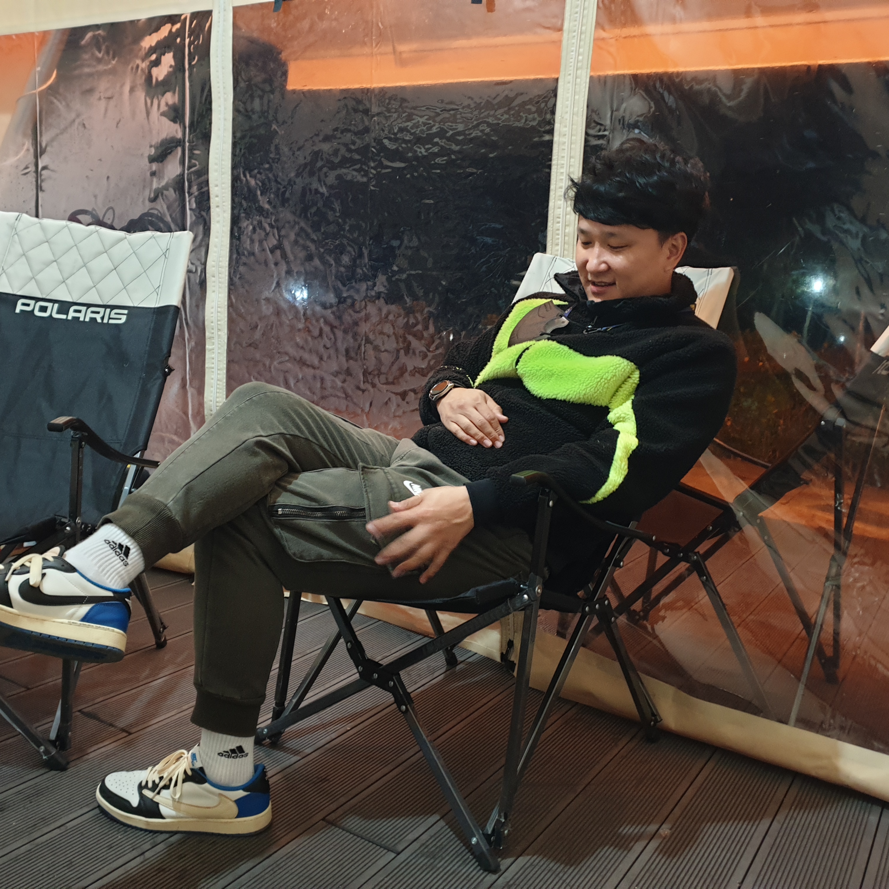 Jordan 1 x Travis Scott x Fragment Retro Low OG SP Military Blue, Nike Big Swoosh Full Zip Jacket Black Volt 착용 스타일