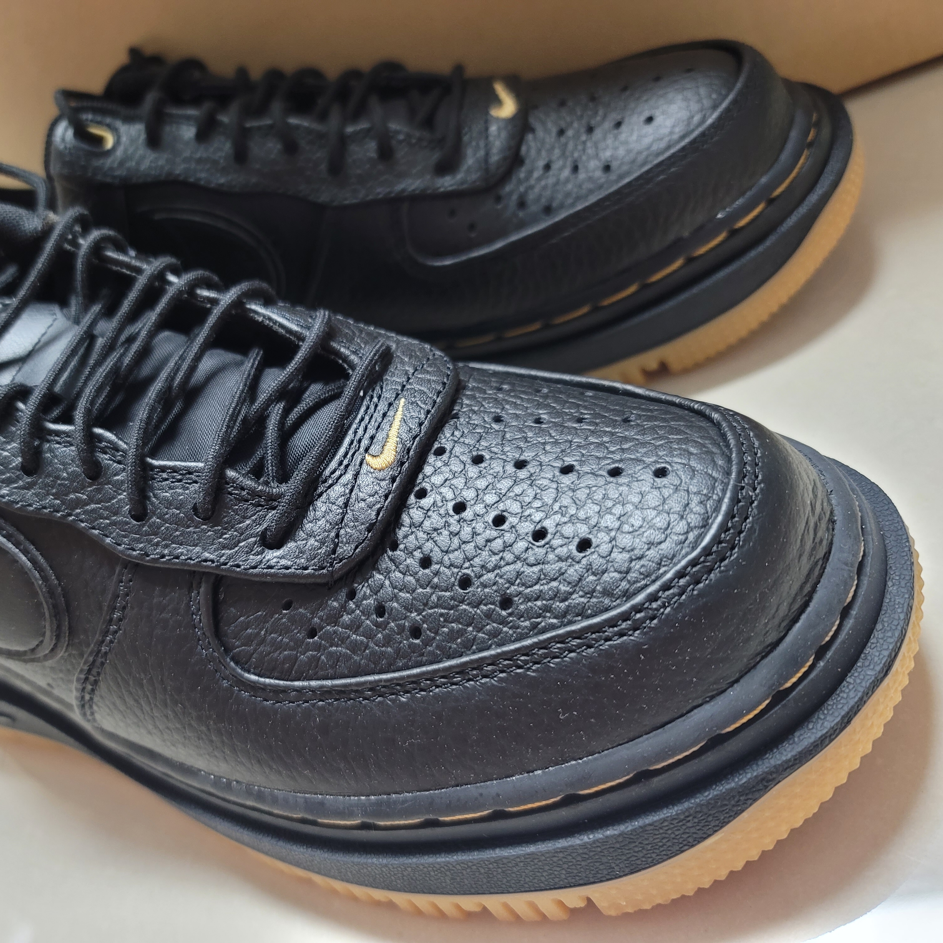 Nike Air Force 1 Luxe Black 착용 스타일 - 2