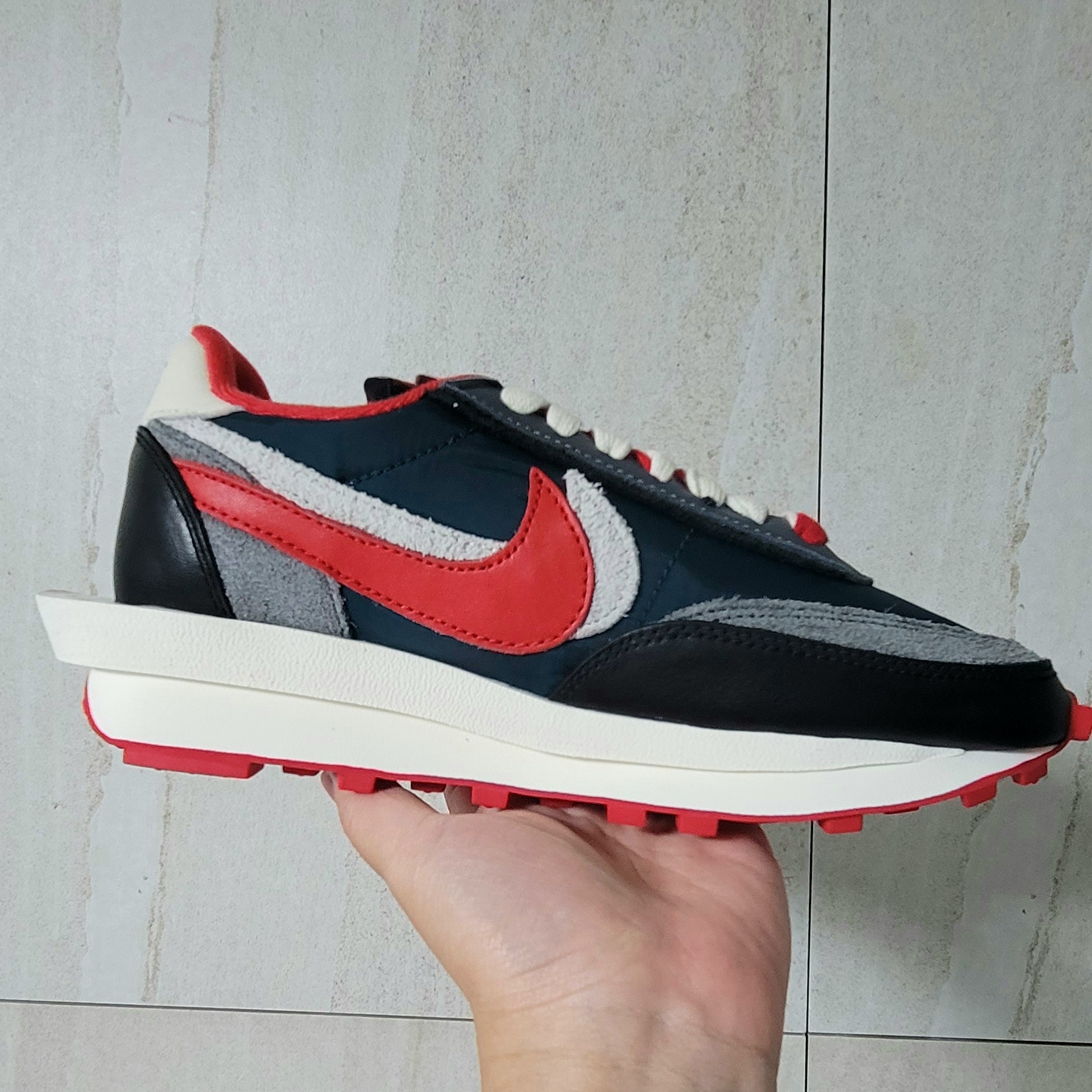 Nike x Sacai x Undercover LDWaffle Midnight Spruce University Red 착용 스타일 - 4