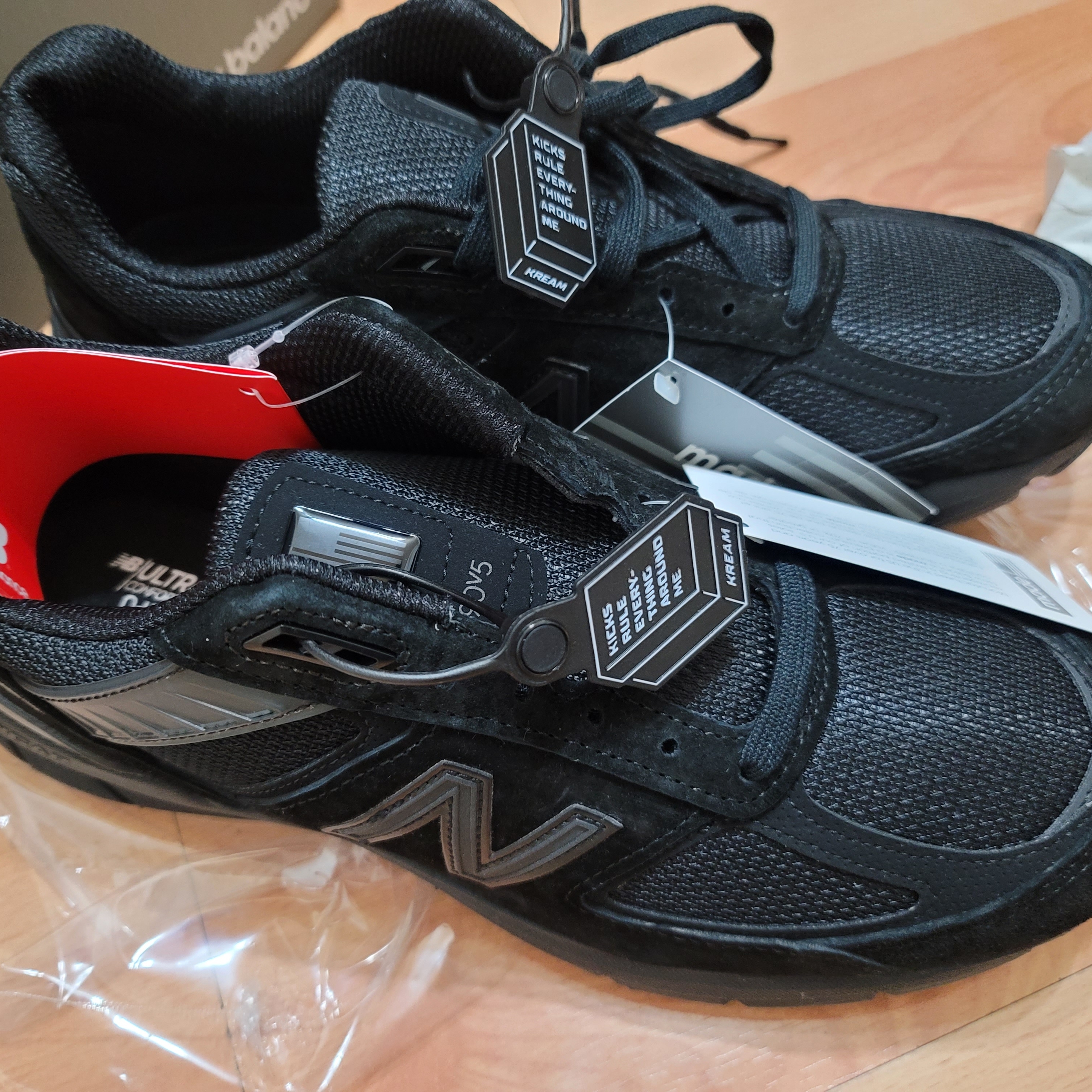 New Balance 990v5 Made in USA Triple Black - D Standard 착용 스타일 - 5