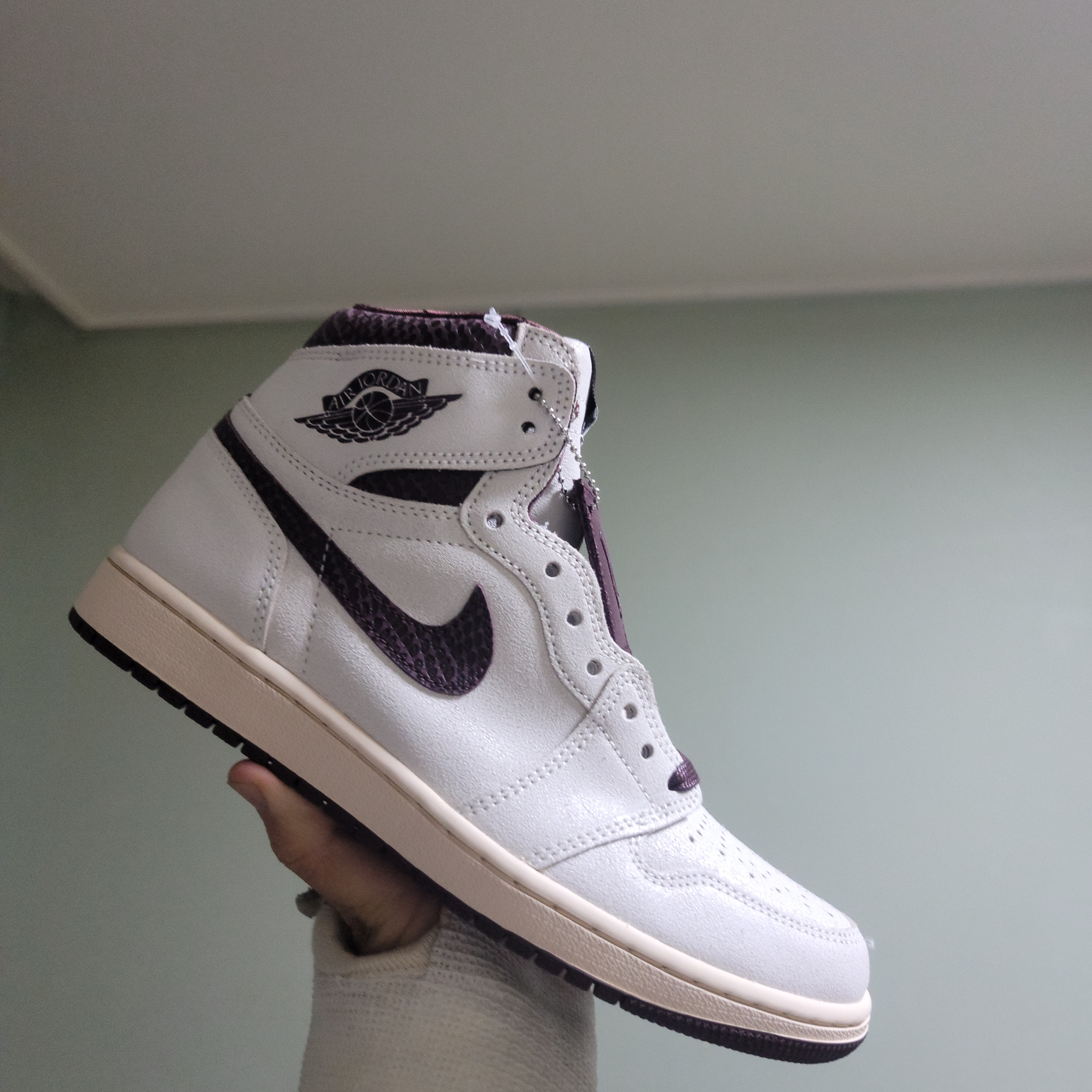 Jordan 1 x A Ma Maniere Retro High OG SP Sail and Burgundy 착용 스타일 - 1
