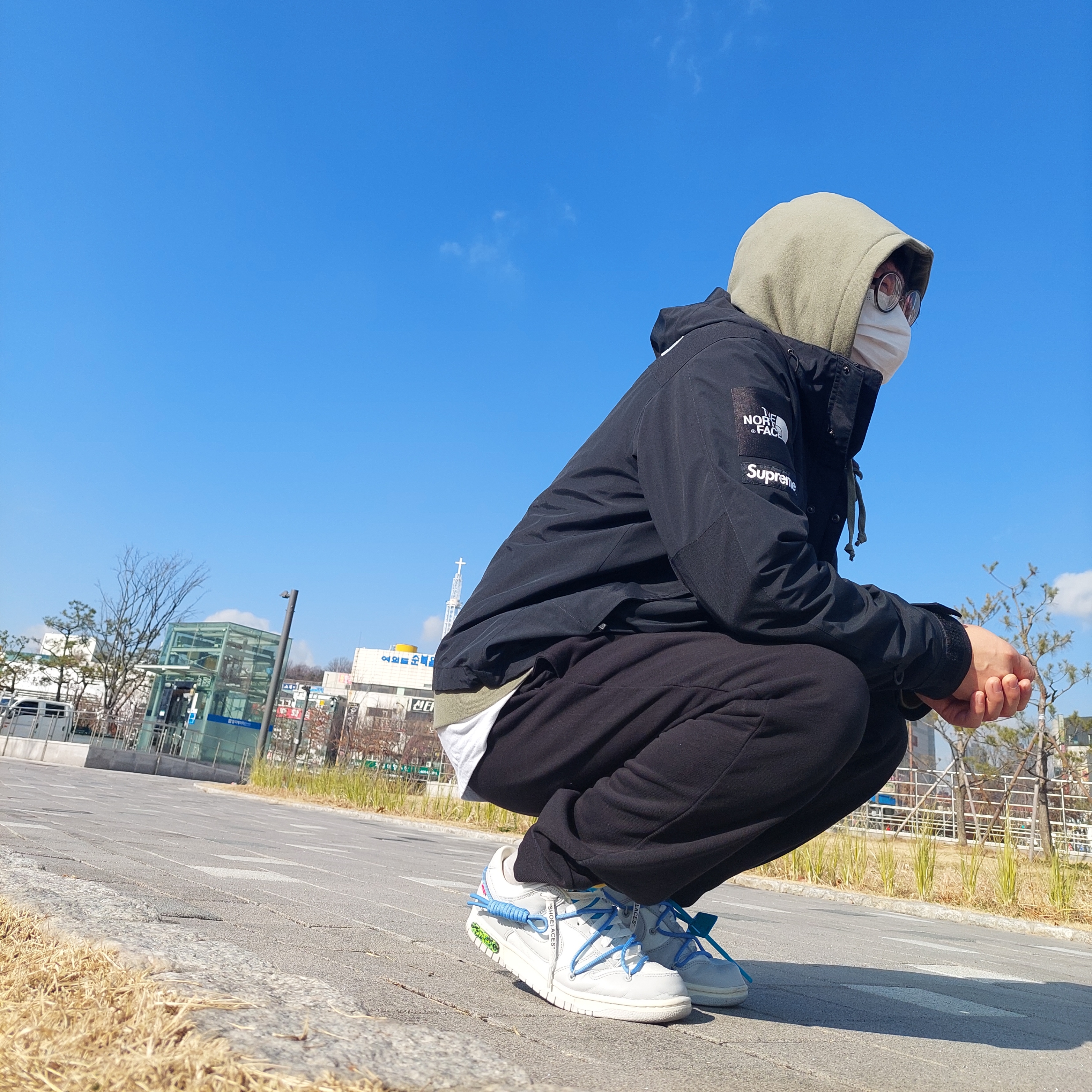 Supreme x The North Face Arc Logo Mountain Parka Black - 19SS, Supreme Cross Box Logo Hooded Sweatshirt Light Olive - 20FW 착용 스타일 - 3