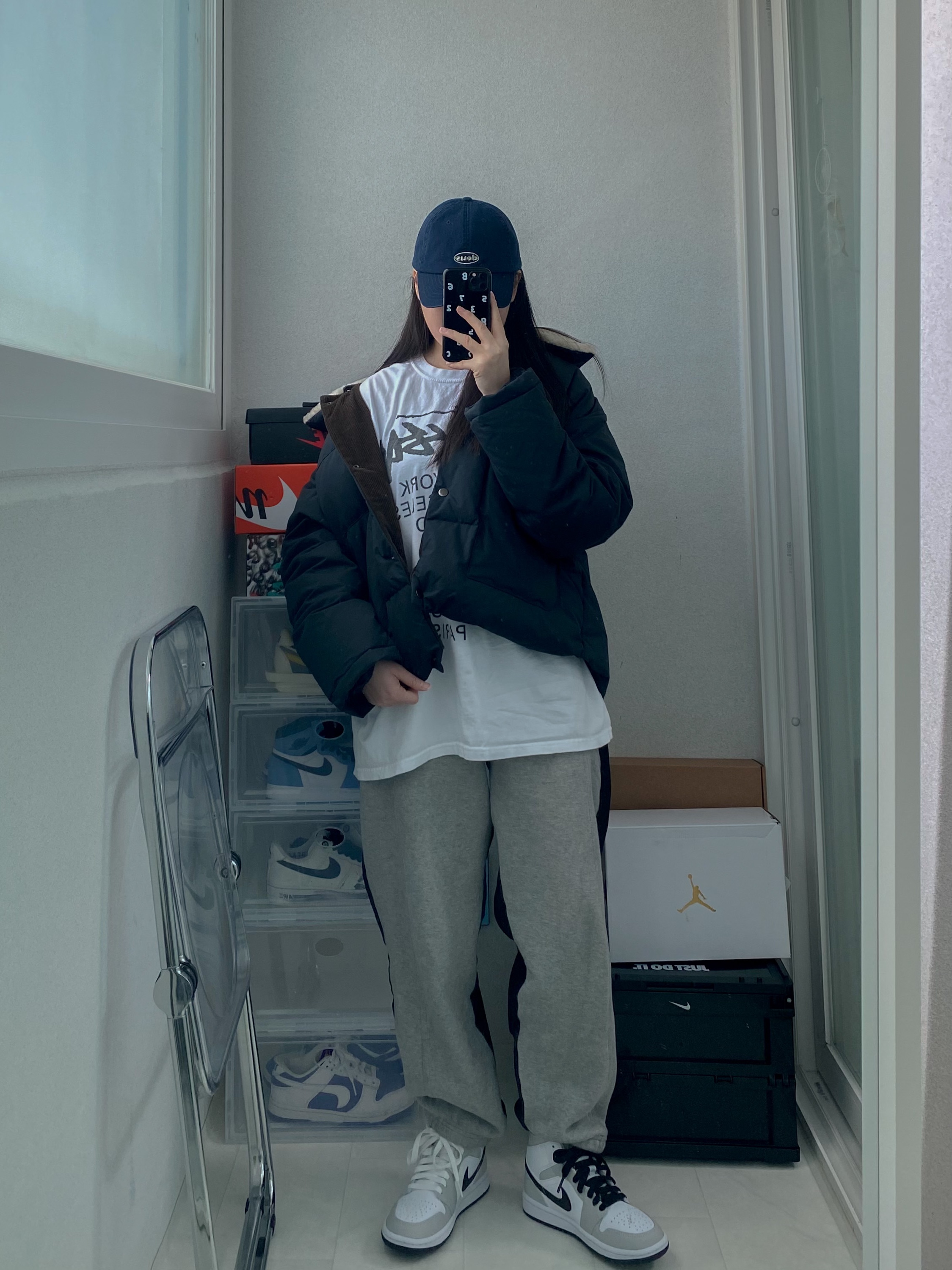 (W) Jordan 1 Mid Grey Fog, Stussy World Tour T-Shirt White 착용 스타일