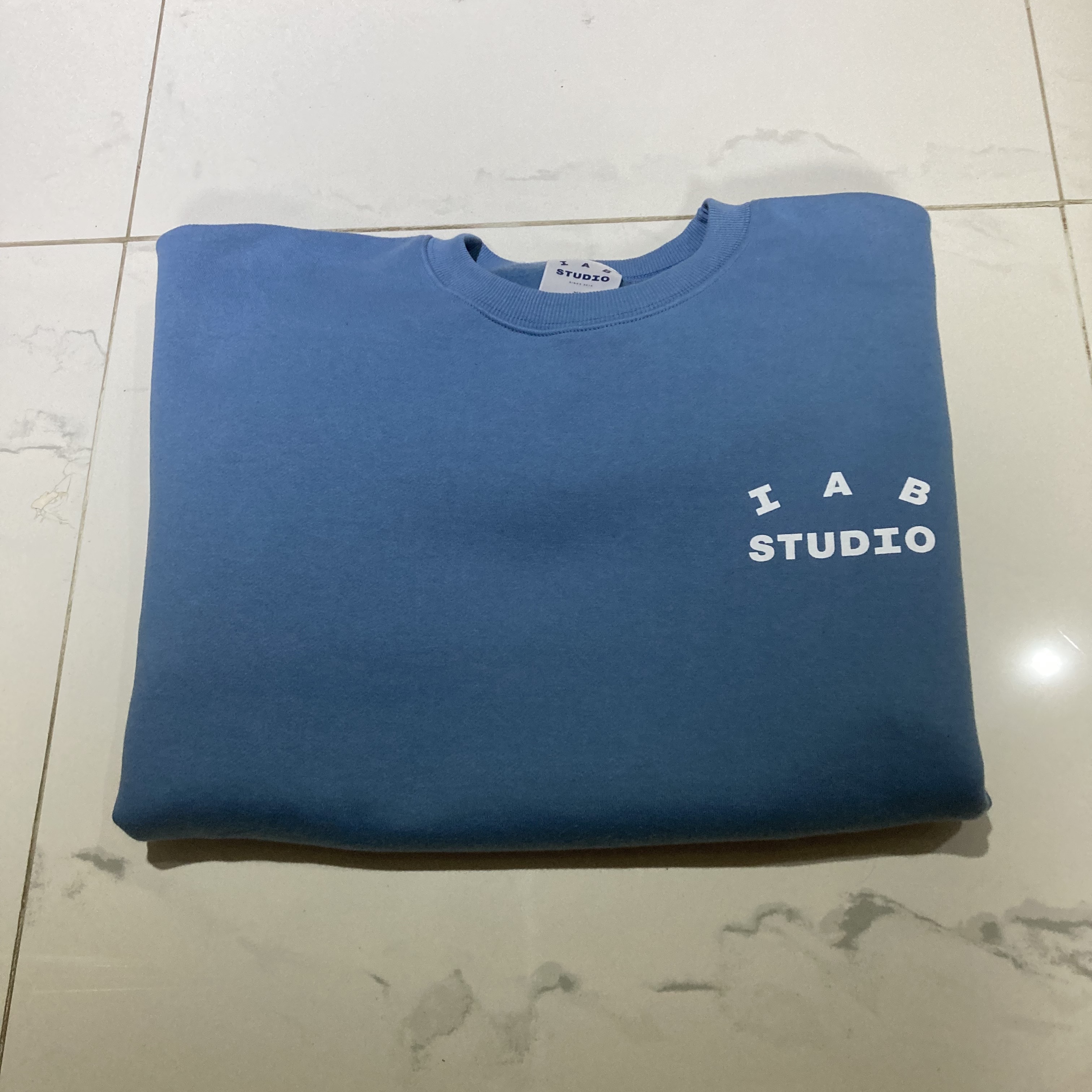 IAB Studio Crewneck Sky Blue, IAB Studio Hoodie Brown 착용 스타일 - 1