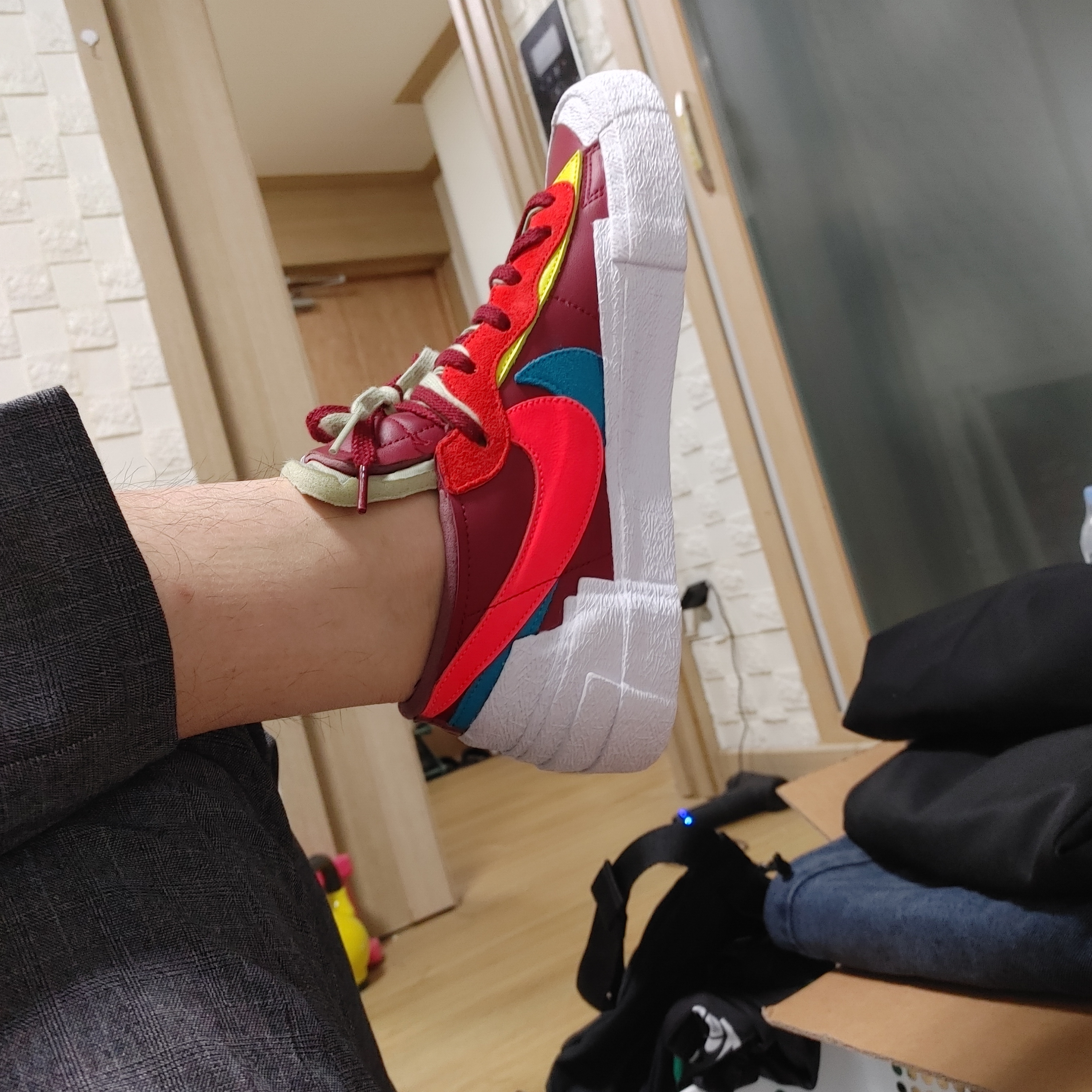 Nike x Sacai x Kaws Blazer Low Team Red 착용 스타일 - 1