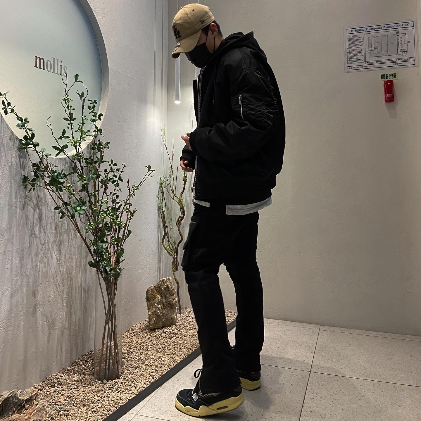 Jordan 4 x Union Retro Off Noir, Stussy World Tour Crew Black 2021 착용 스타일 - 2