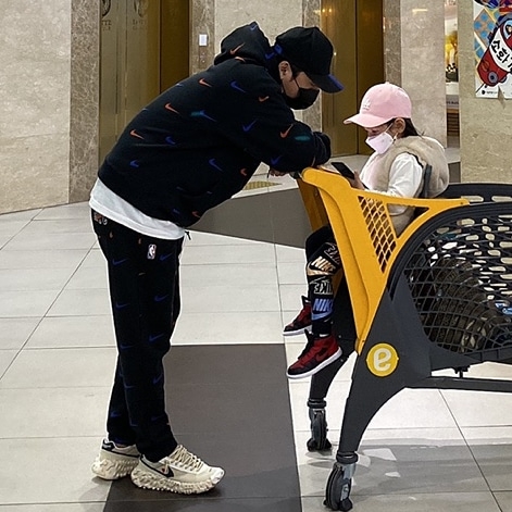 Nike x Kith New York Knicks AOP Fleece Pants Black, Nike x Kith New York Knicks AOP Hoodie Black 착용 스타일