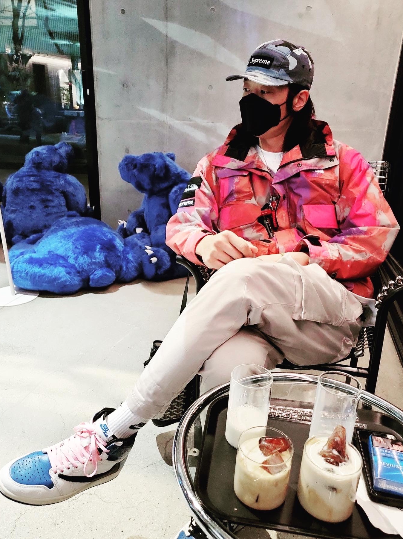 Jordan 1 x Travis Scott x Fragment Retro High OG SP Military Blue, Supreme x The North Face Cargo Jacket Multi-Color - 20SS 착용 스타일 - 1