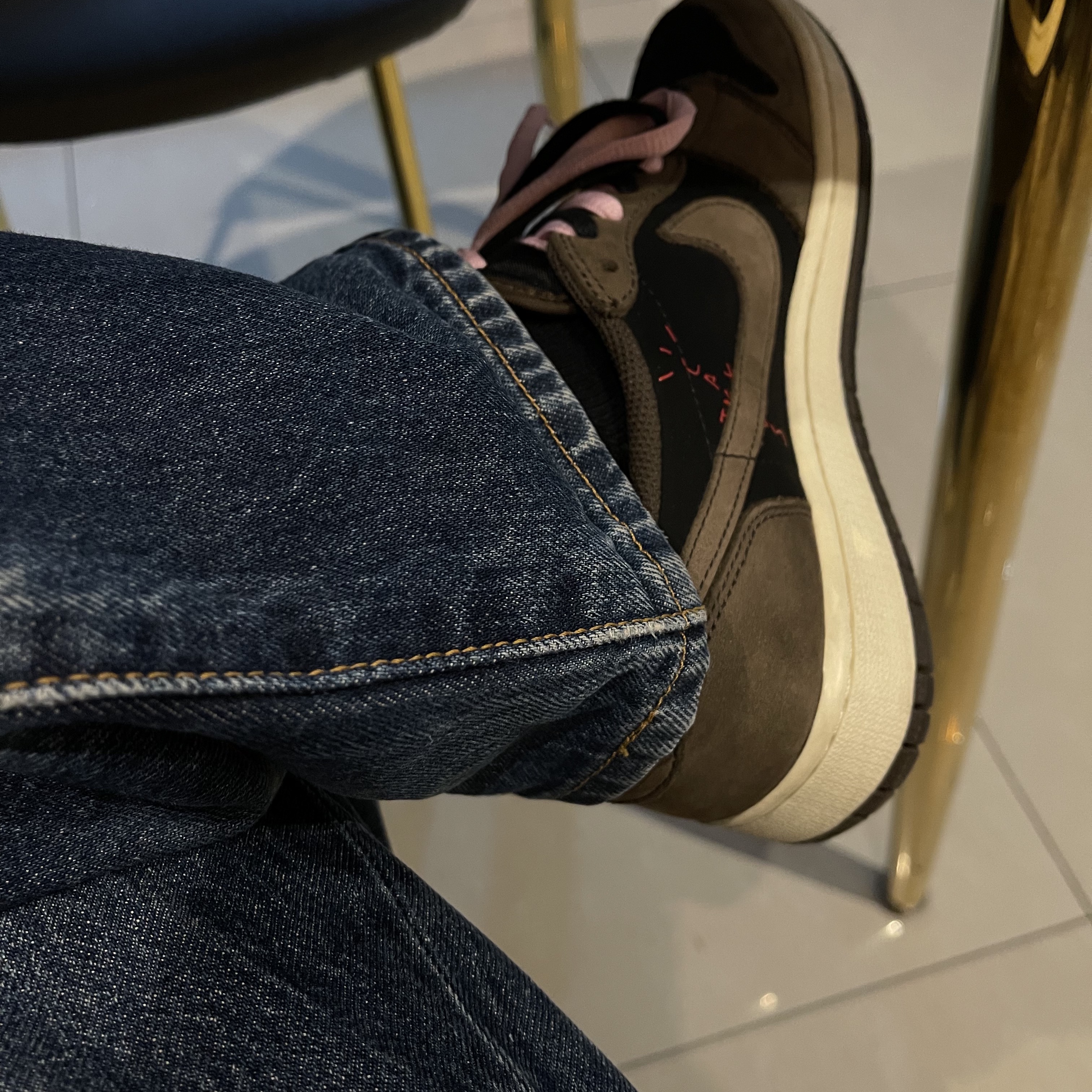 Jordan 1 x Travis Scott Retro Low OG SP Mocha 착용 스타일 - 2