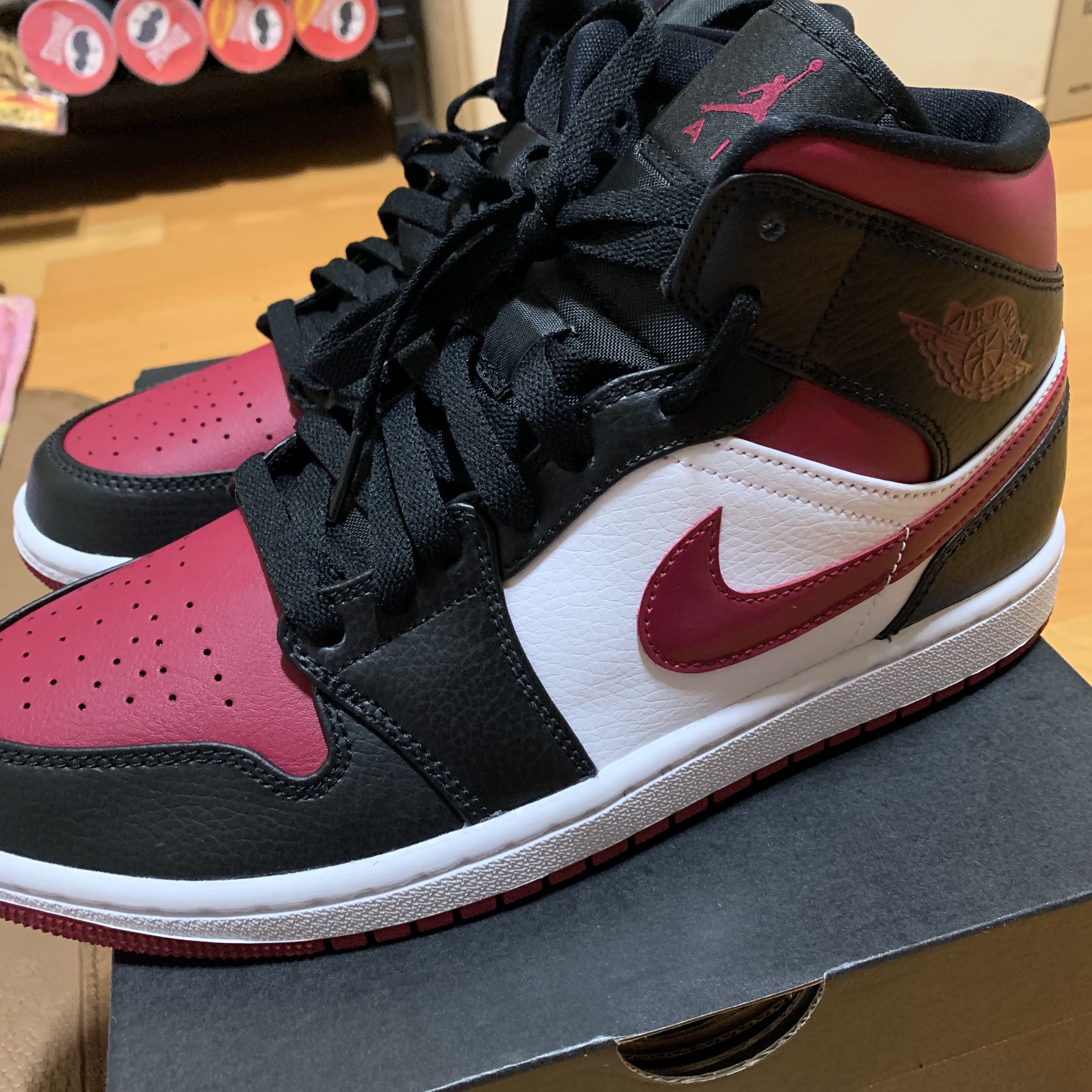 Jordan 1 Mid Bred Toe Noble Red 착용 스타일 - 2