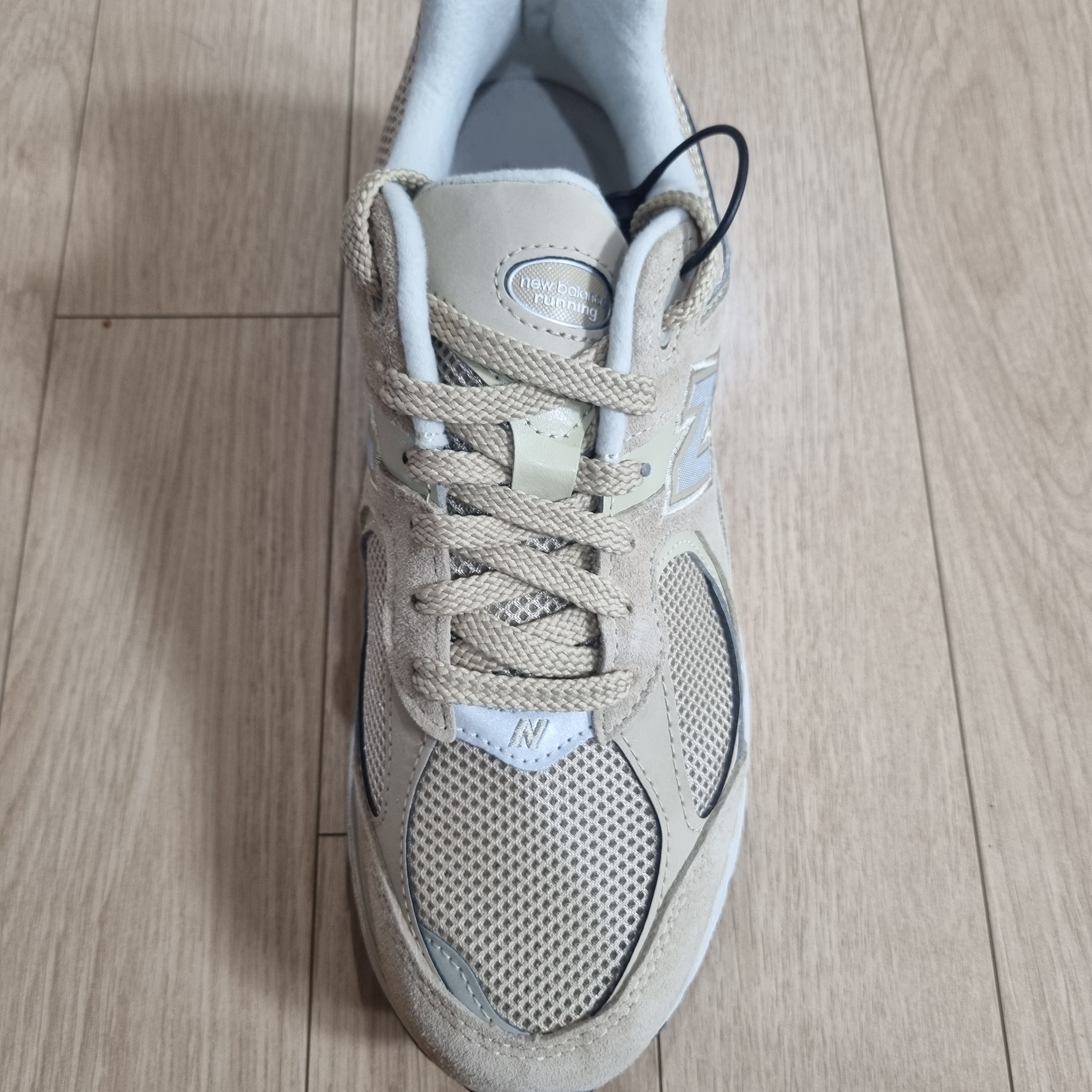 New Balance 2002R T2 Beige 착용 스타일 - 1