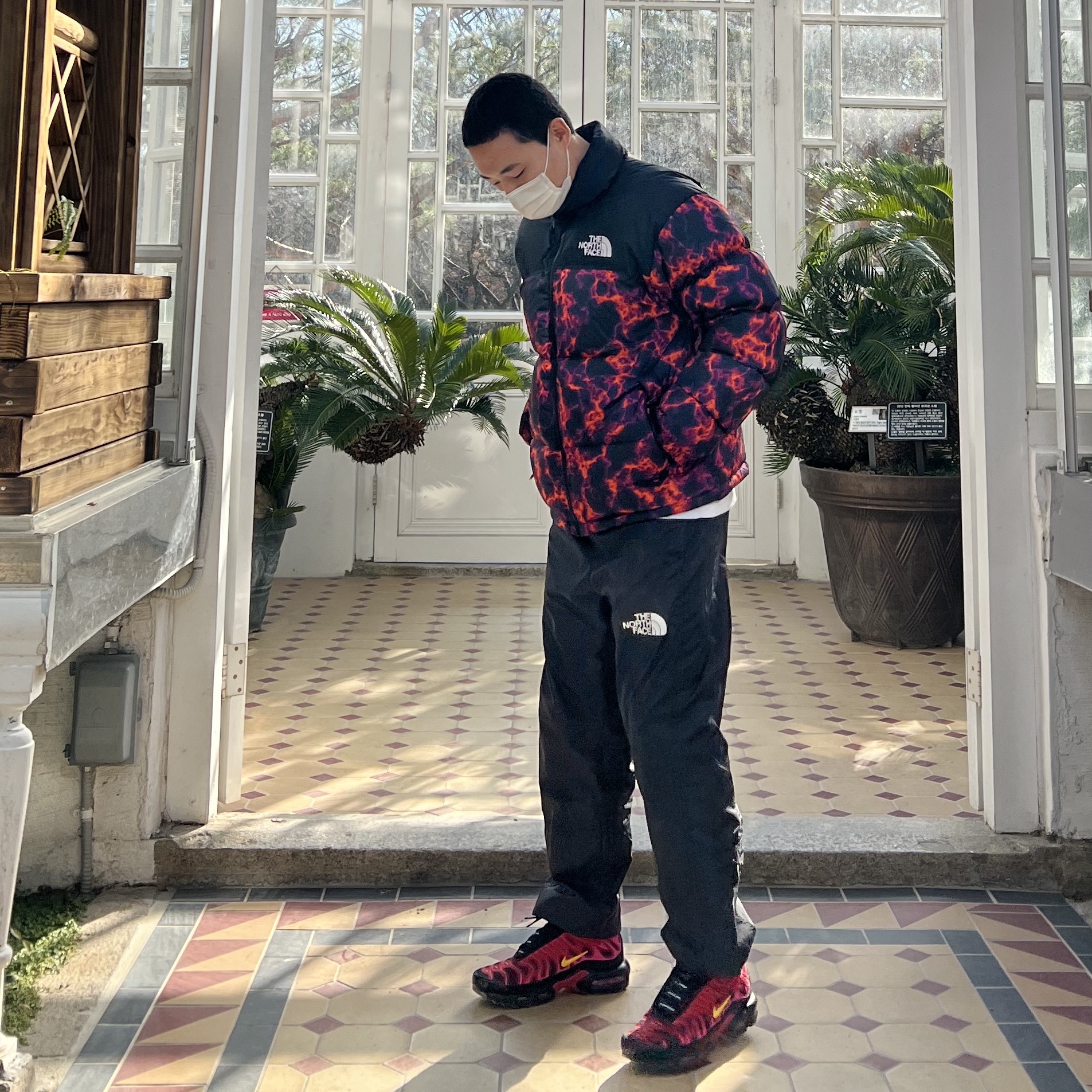 The North Face Printed 1996 Retro Nuptse Jacket Poison Frog Camouflage, Nike x Supreme Air Max Plus TN Fire Pink 착용 스타일 - 2