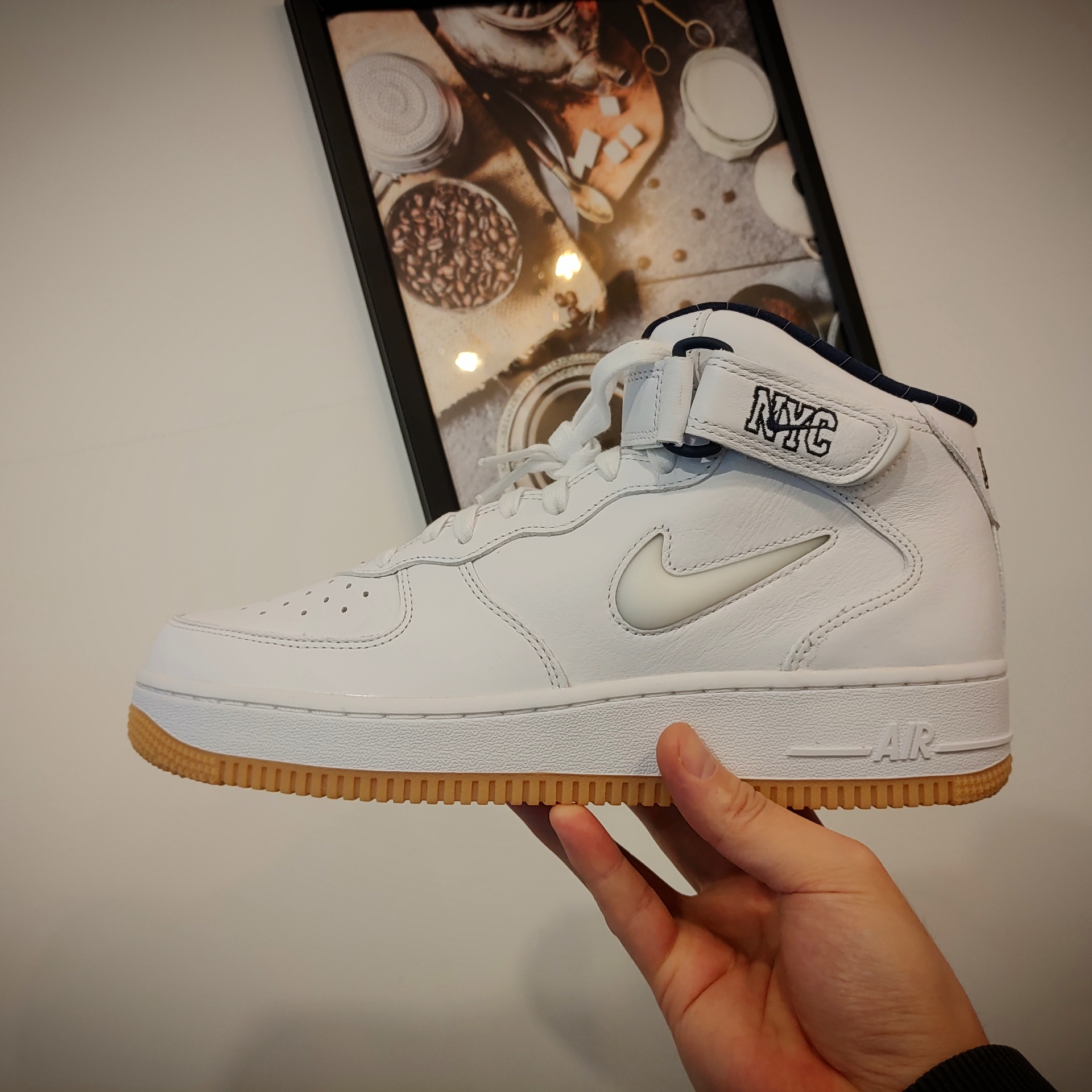 Nike Air Force 1 Mid QS NYC White Midnight Navy 착용 스타일 - 2