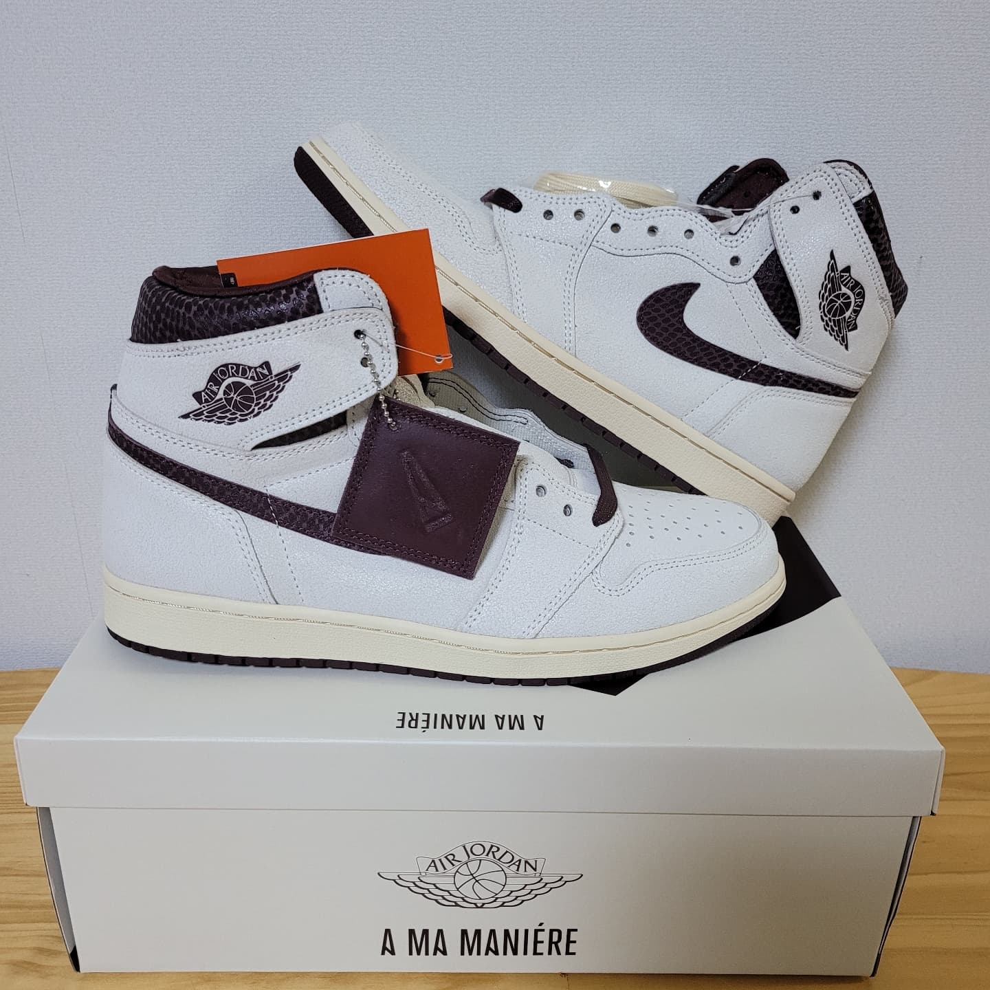 Jordan 1 x A Ma Maniere Retro High OG SP Sail and Burgundy 착용 스타일 - 4